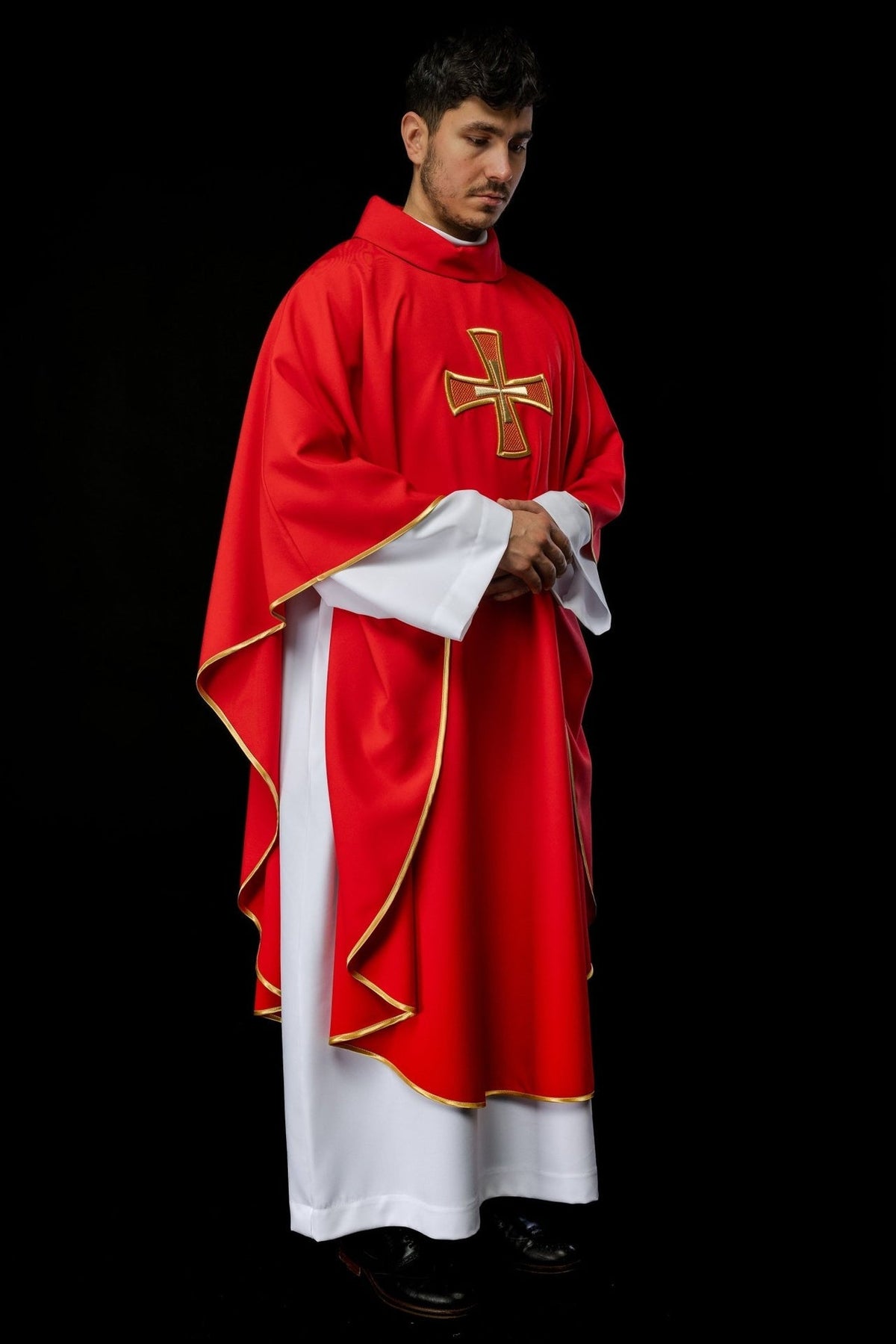 Ornat Liturgiczny IHS Czerwony Haft Krzyż Złota Lamówka - SZATYLITURGICZNE.PL