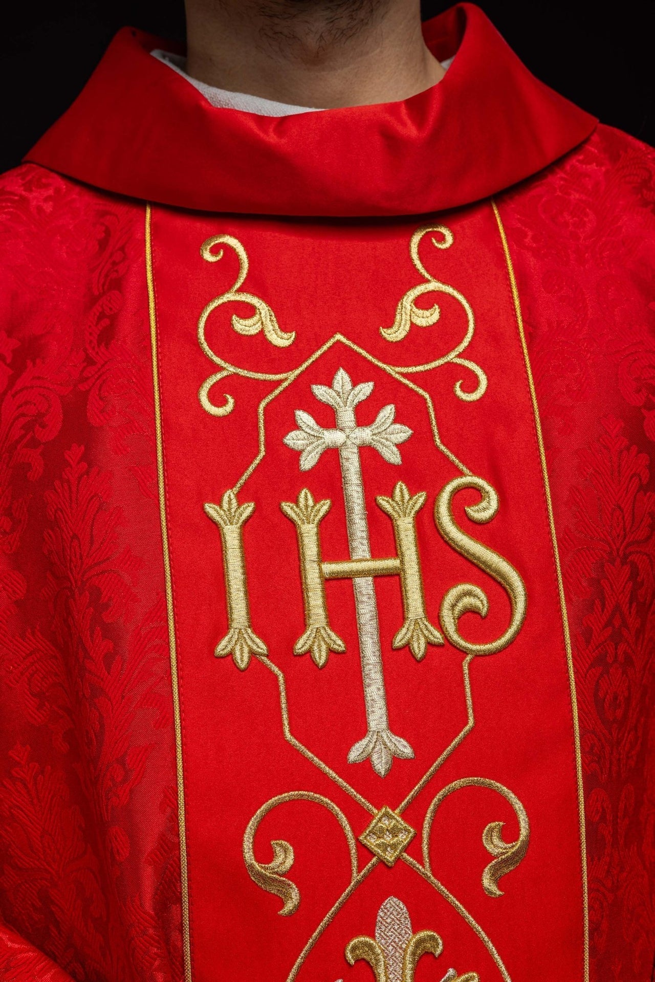 Ornat Liturgiczny IHS Czerwony z Haftem - Polska Produkcja - SZATYLITURGICZNE.PL