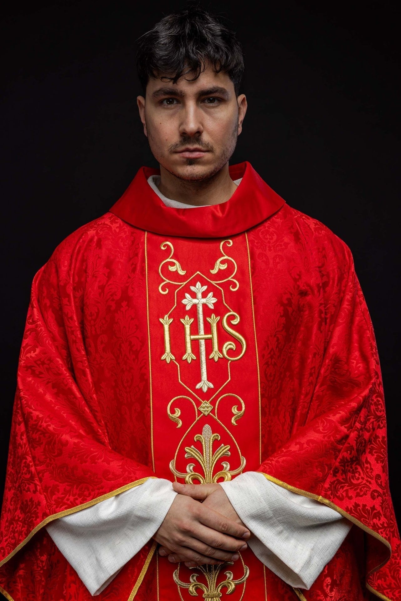 Ornat Liturgiczny IHS Czerwony z Haftem - Polska Produkcja - SZATYLITURGICZNE.PL
