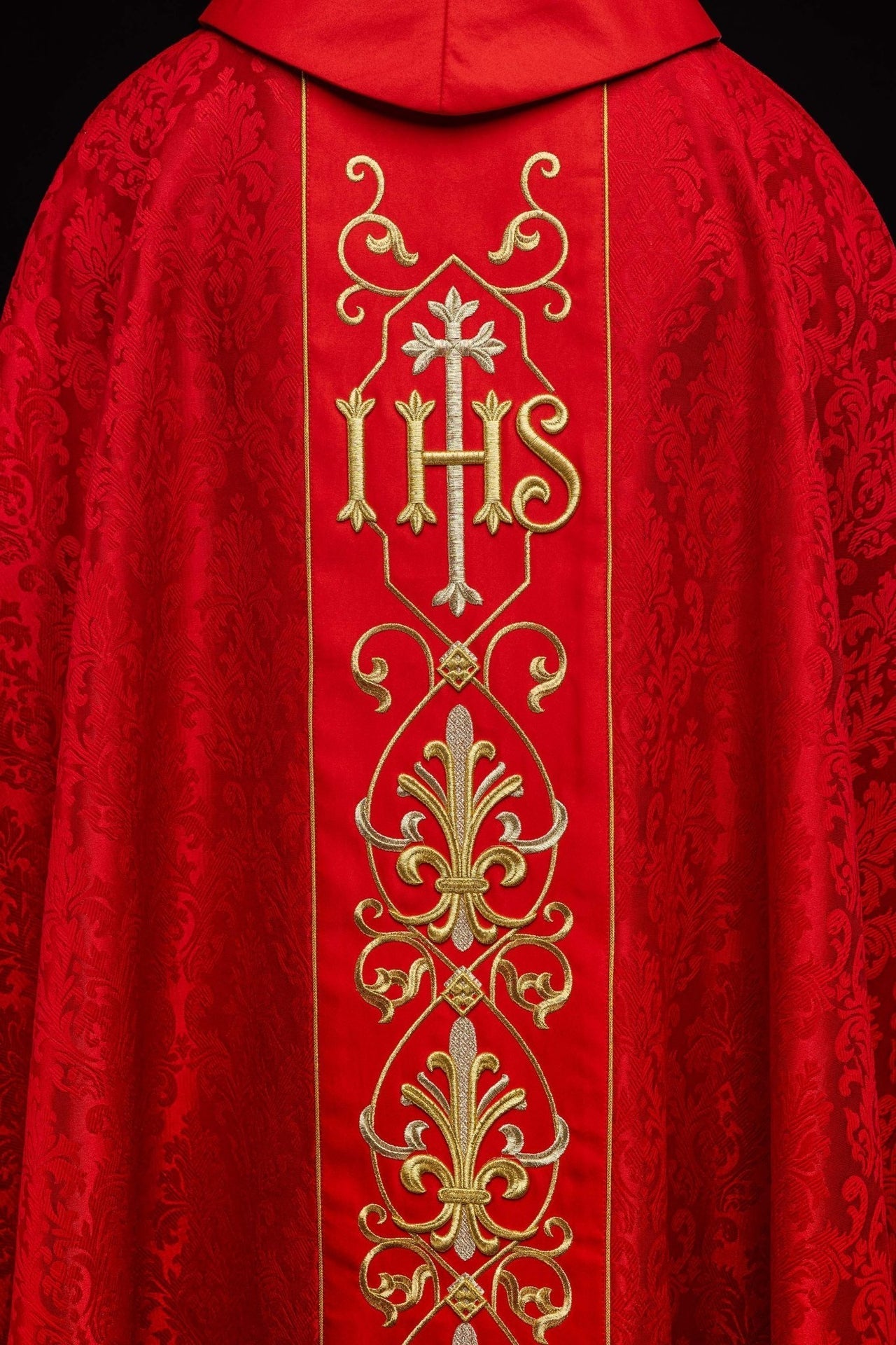 Ornat Liturgiczny IHS Czerwony z Haftem - Polska Produkcja - SZATYLITURGICZNE.PL