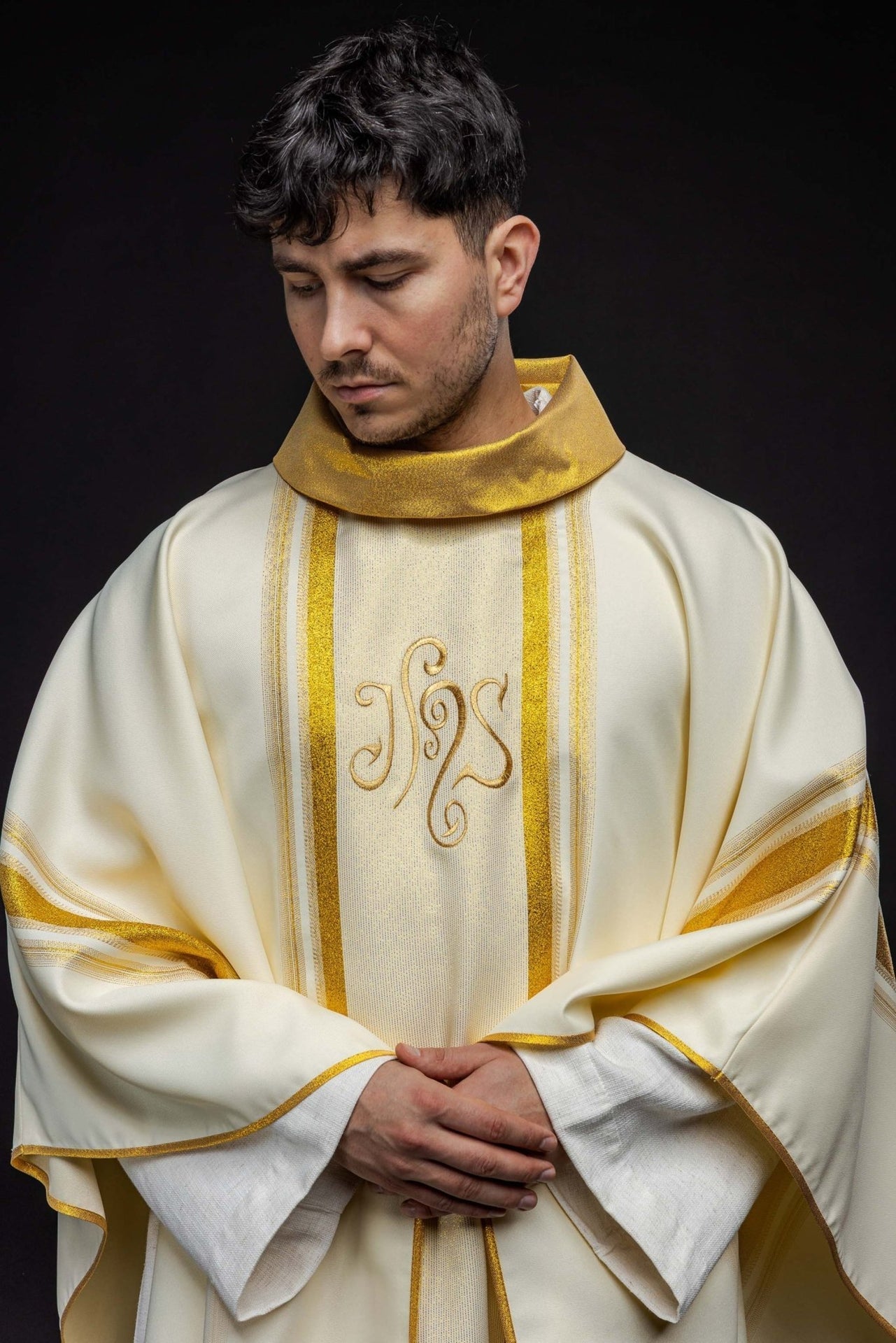 Ornat Liturgiczny IHS Złocony z Metalizowanej Tkaniny - SZATYLITURGICZNE.PL