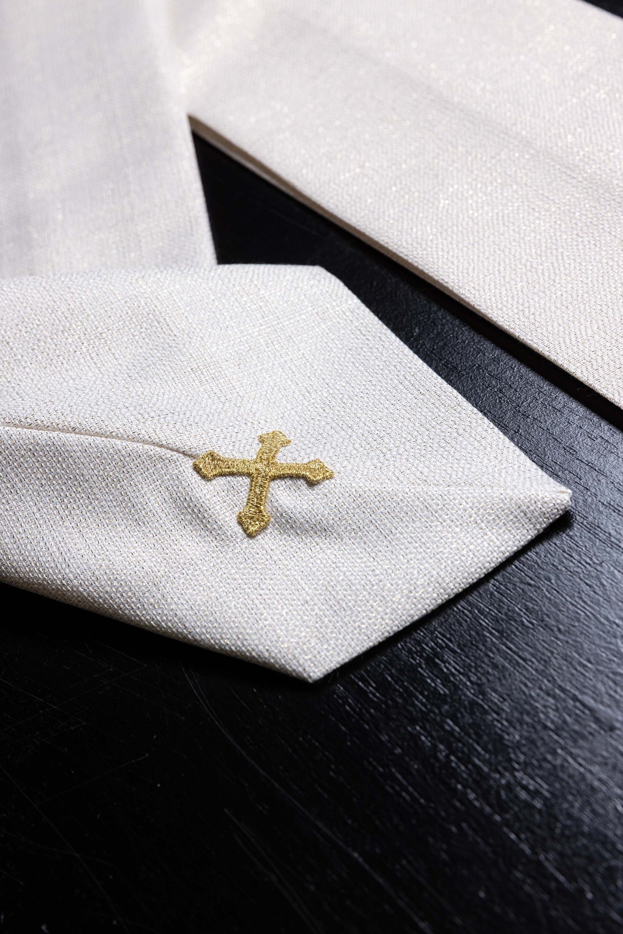 Ornat Liturgiczny Pax Ecru z Złotym Drukiem - Symbol Pokoju - SZATYLITURGICZNE.PL