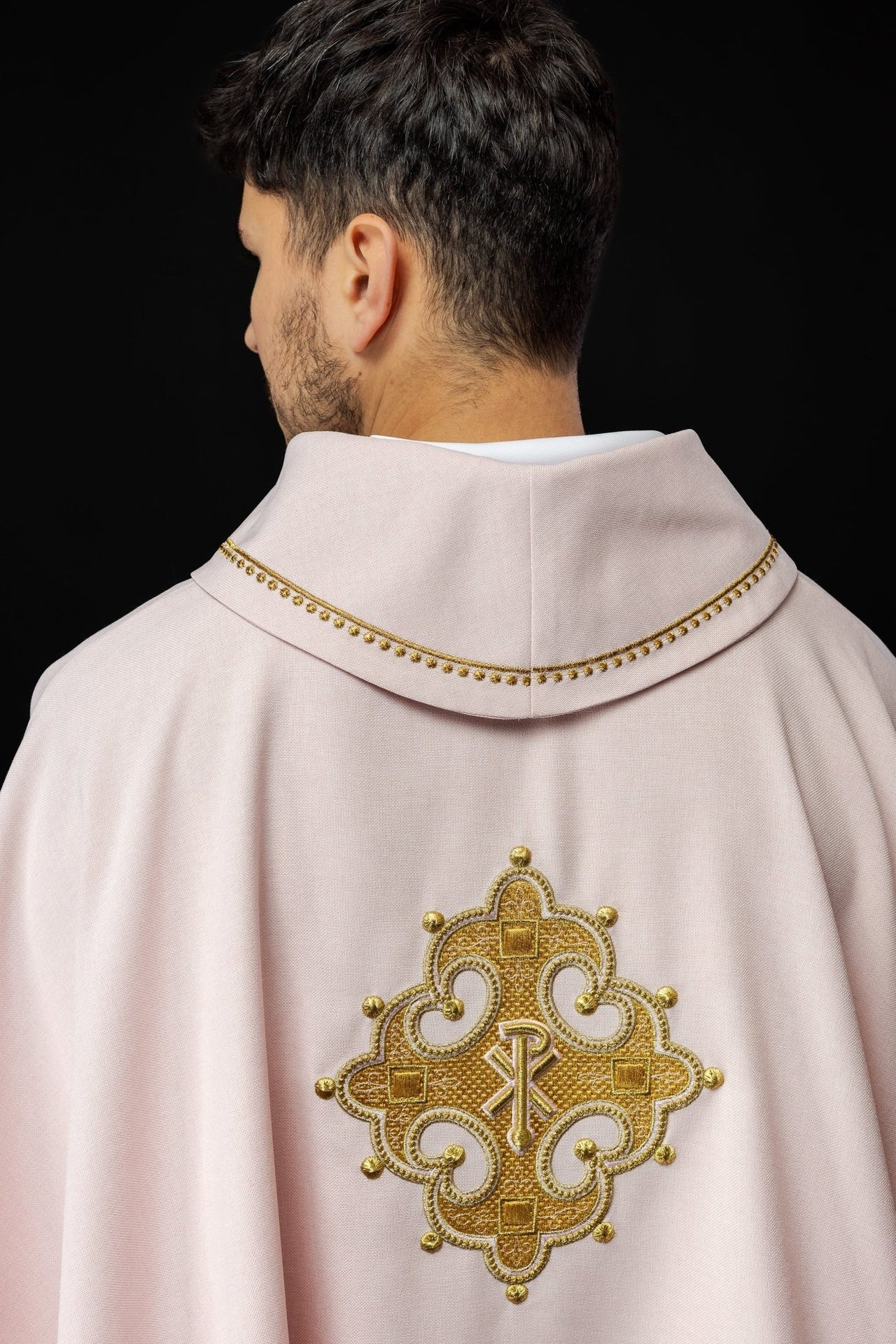 Ornat Liturgiczny Różowy z Haftowanym Krzyżem i Złotą Lamówką - SZATYLITURGICZNE.PL