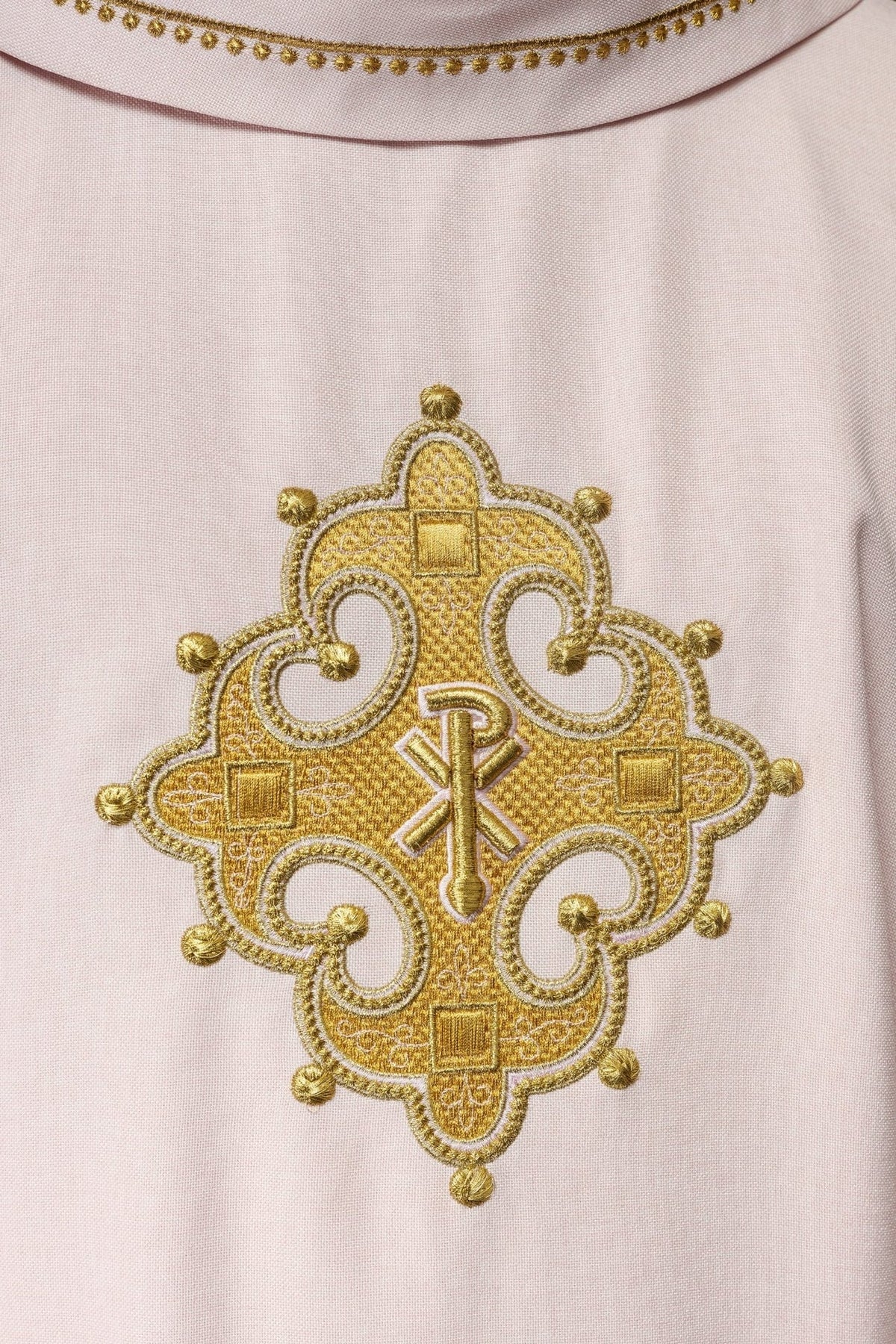 Ornat Liturgiczny Różowy z Haftowanym Krzyżem i Złotą Lamówką - SZATYLITURGICZNE.PL