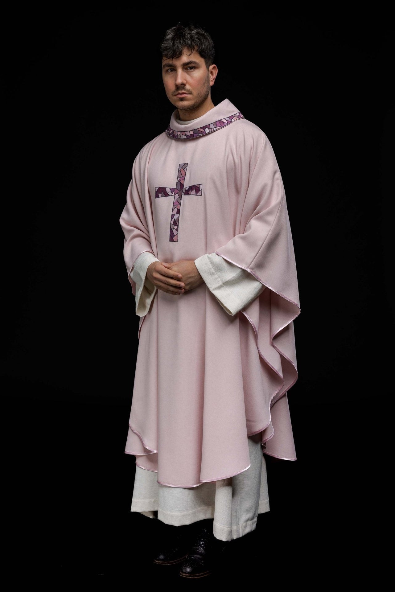 Ornat Liturgiczny Różowy z Haftowanym Krzyżem Mozaika - Polski Produkt - SZATYLITURGICZNE.PL
