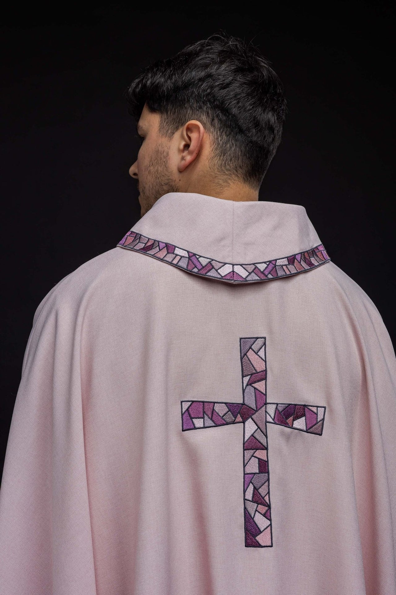 Ornat Liturgiczny Różowy z Haftowanym Krzyżem Mozaika - Polski Produkt - SZATYLITURGICZNE.PL