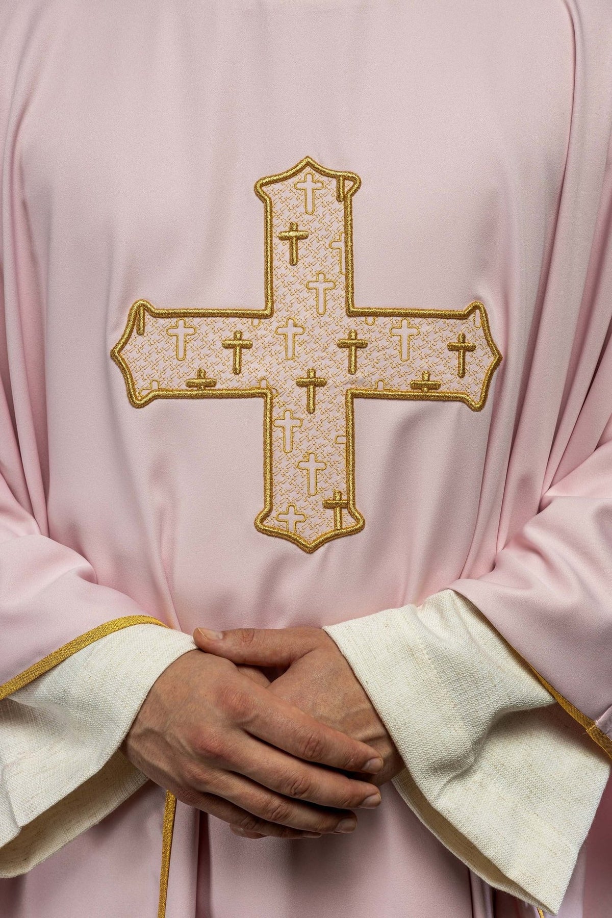 Ornat Liturgiczny Różowy z Haftowanym Krzyżem - Polska Produkcja - SZATYLITURGICZNE.PL