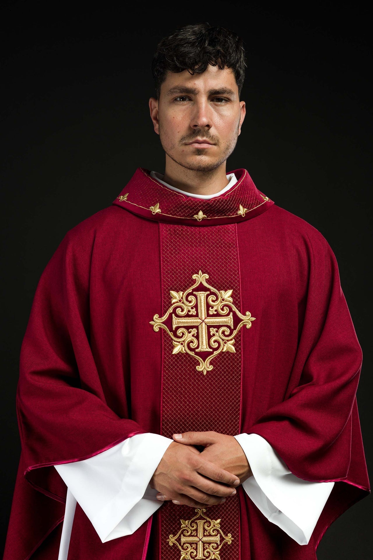 Ornat Liturgiczny z Aksamitnym Pasem i Haftem Krzyży - SZATYLITURGICZNE.PL