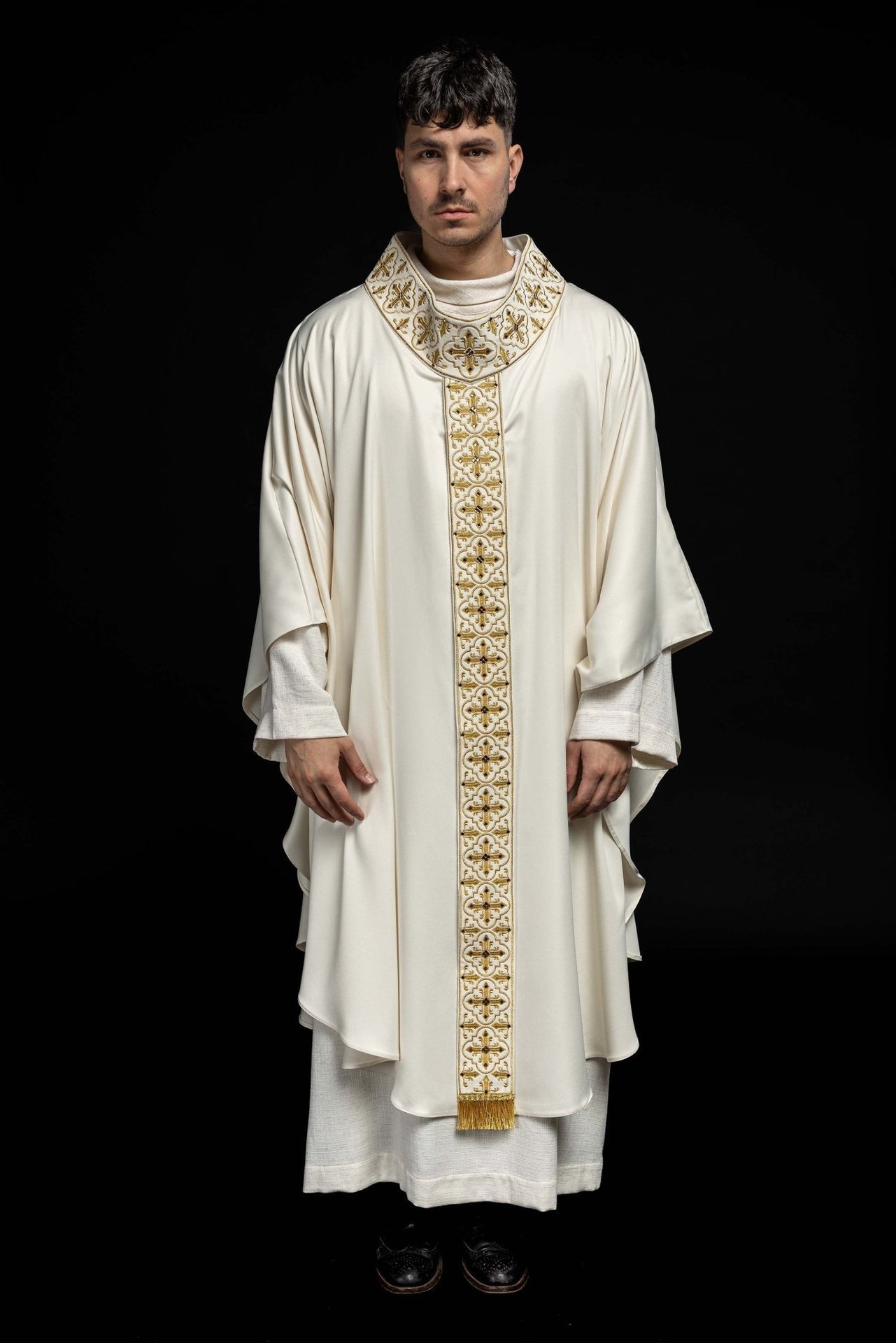 Ornat Liturgiczny z Haftowanym Krzyżem i Kamieniami - Polska Produkcja - SZATYLITURGICZNE.PL