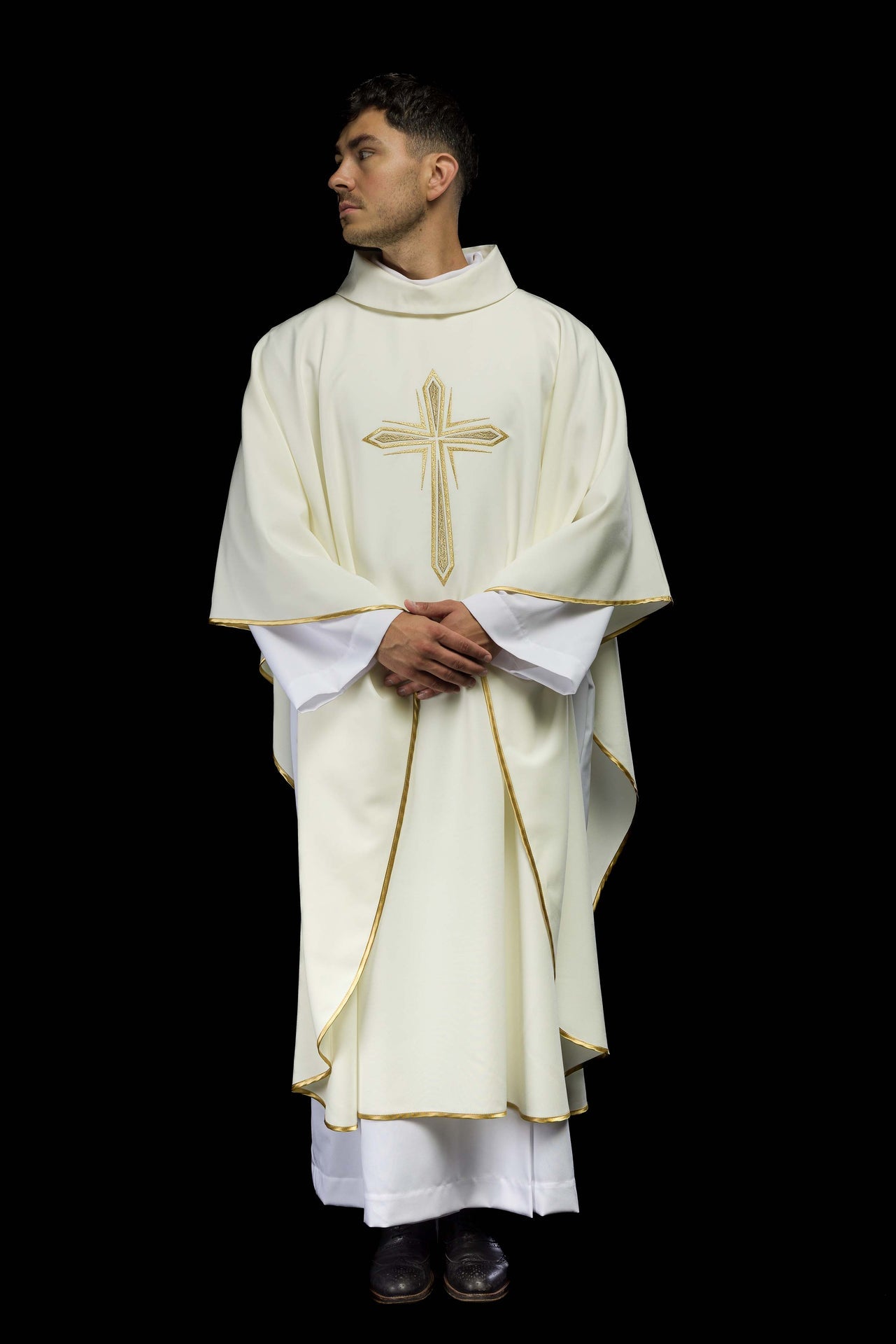 Ornat Liturgiczny z Haftowanym Krzyżem Złotą Nicią - Polski Produkt - SZATYLITURGICZNE.PL