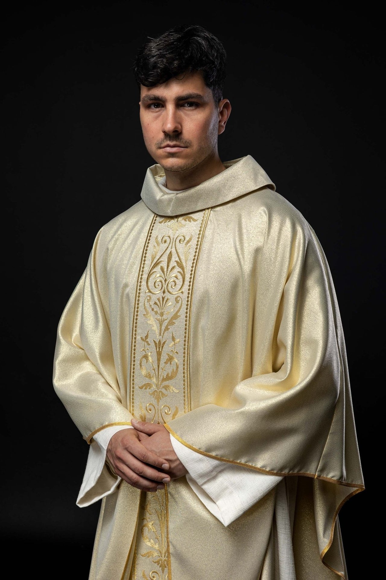 Ornat Liturgiczny Zdobiony Złotym Pasem Haftowanym - Polska Produkcja - SZATYLITURGICZNE.PL
