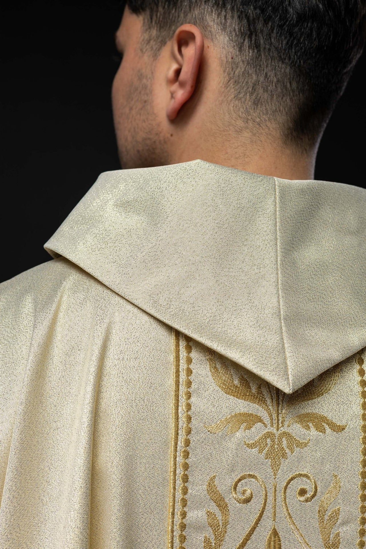 Ornat Liturgiczny Zdobiony Złotym Pasem Haftowanym - Polska Produkcja - SZATYLITURGICZNE.PL