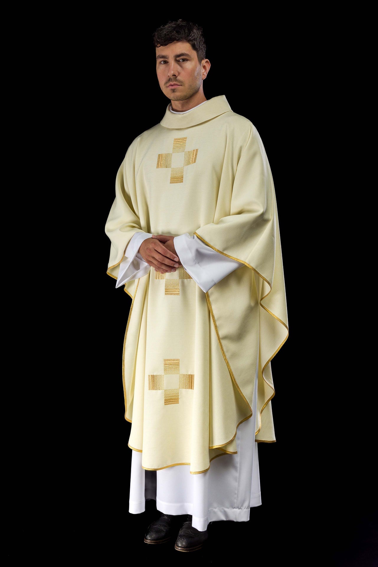 Ornat Liturgiczny ze Złotymi Krzyżami Haftowanymi - Polski Producent - SZATYLITURGICZNE.PL
