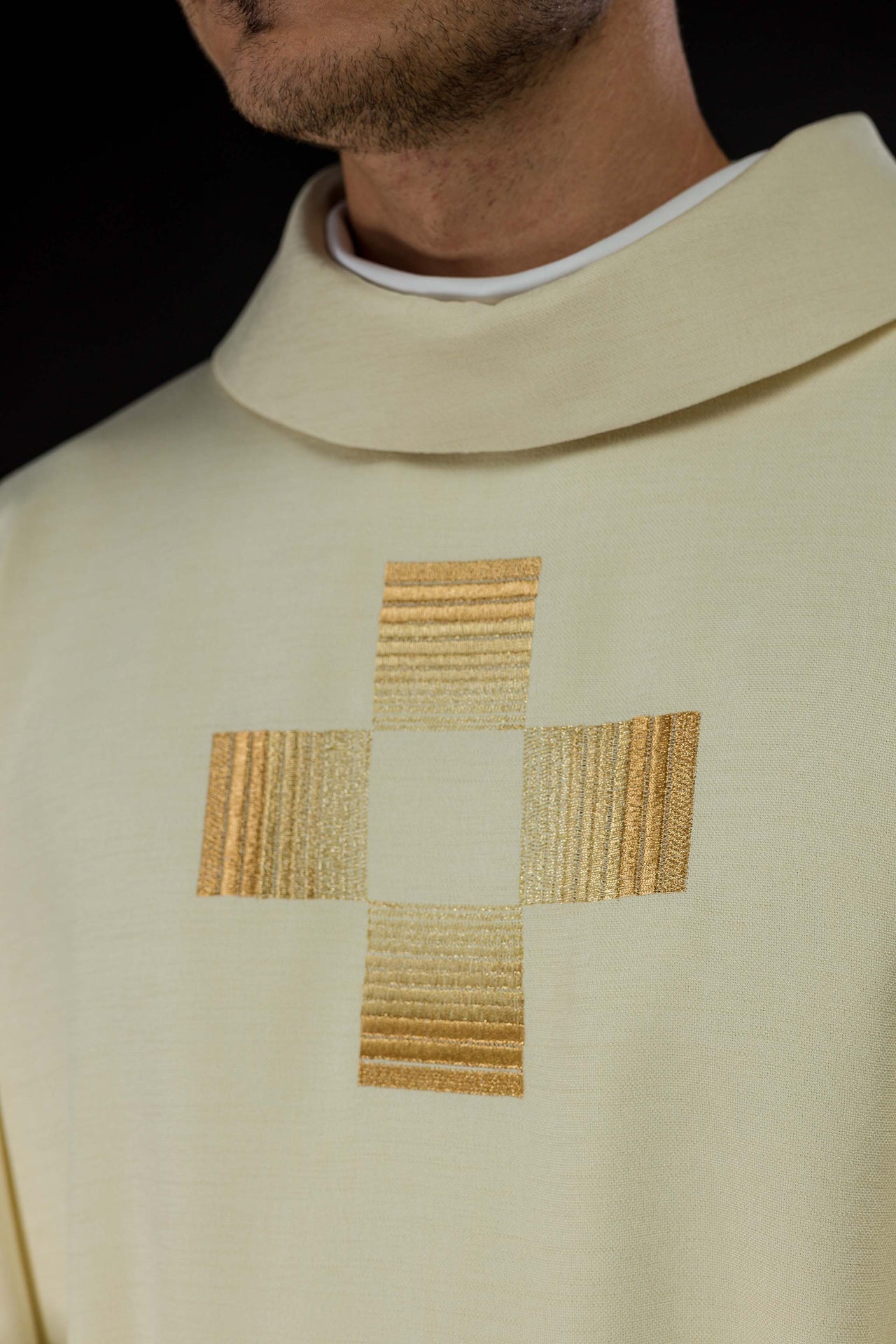 Ornat Liturgiczny ze Złotymi Krzyżami Haftowanymi - Polski Producent - SZATYLITURGICZNE.PL