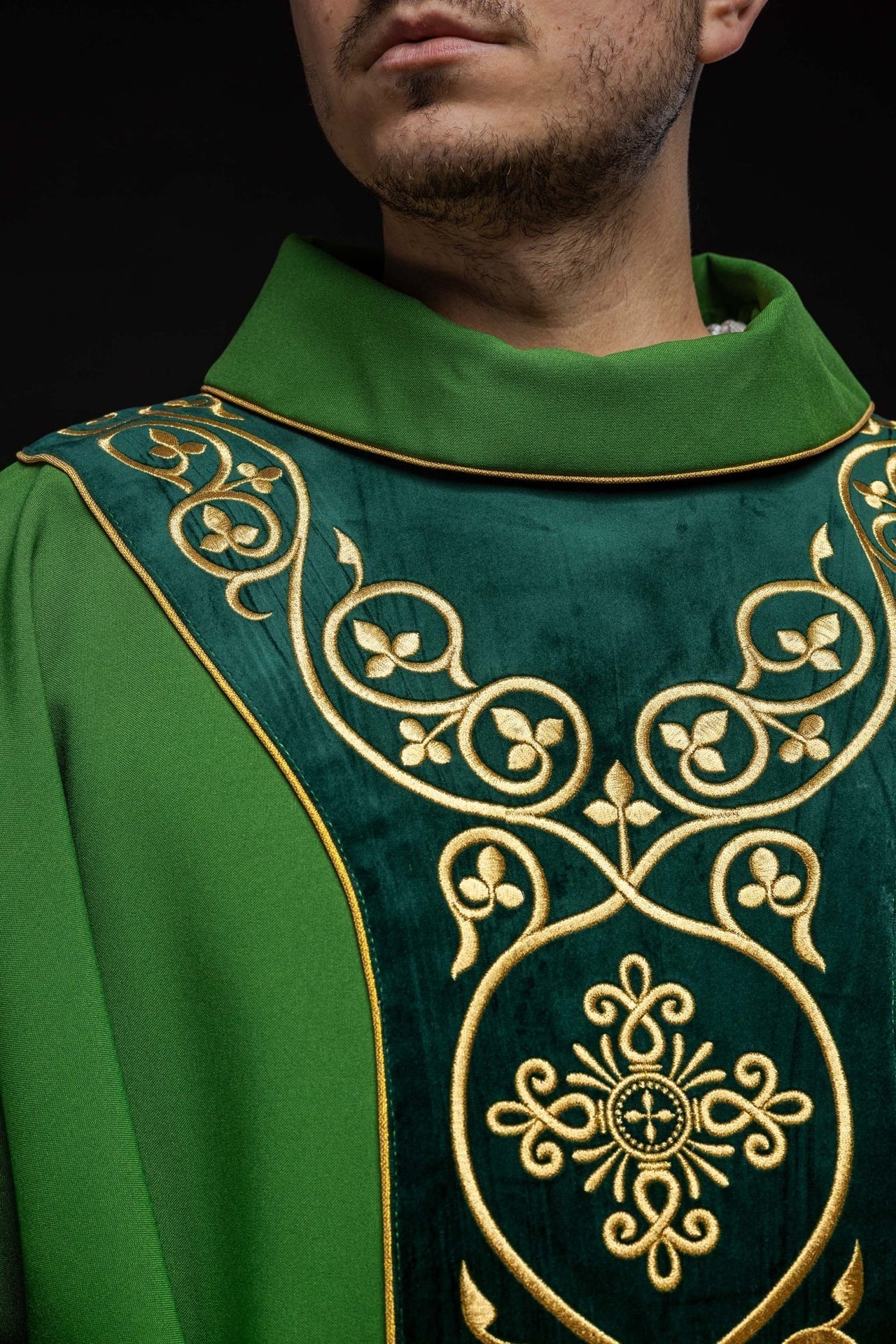 Ornat Liturgiczny Zielony Aksamitny Haft - Elegancki Strój Kapłański - SZATYLITURGICZNE.PL