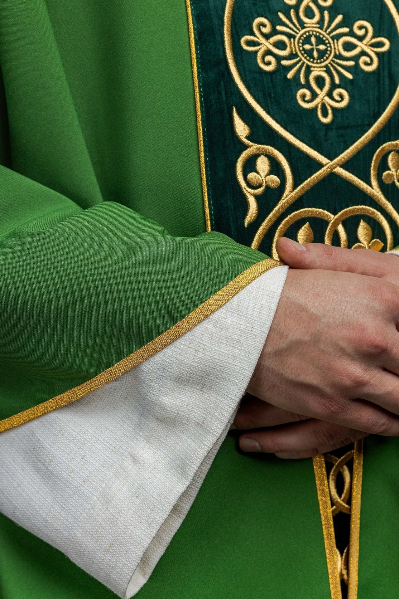 Ornat Liturgiczny Zielony Aksamitny Haft - Elegancki Strój Kapłański - SZATYLITURGICZNE.PL