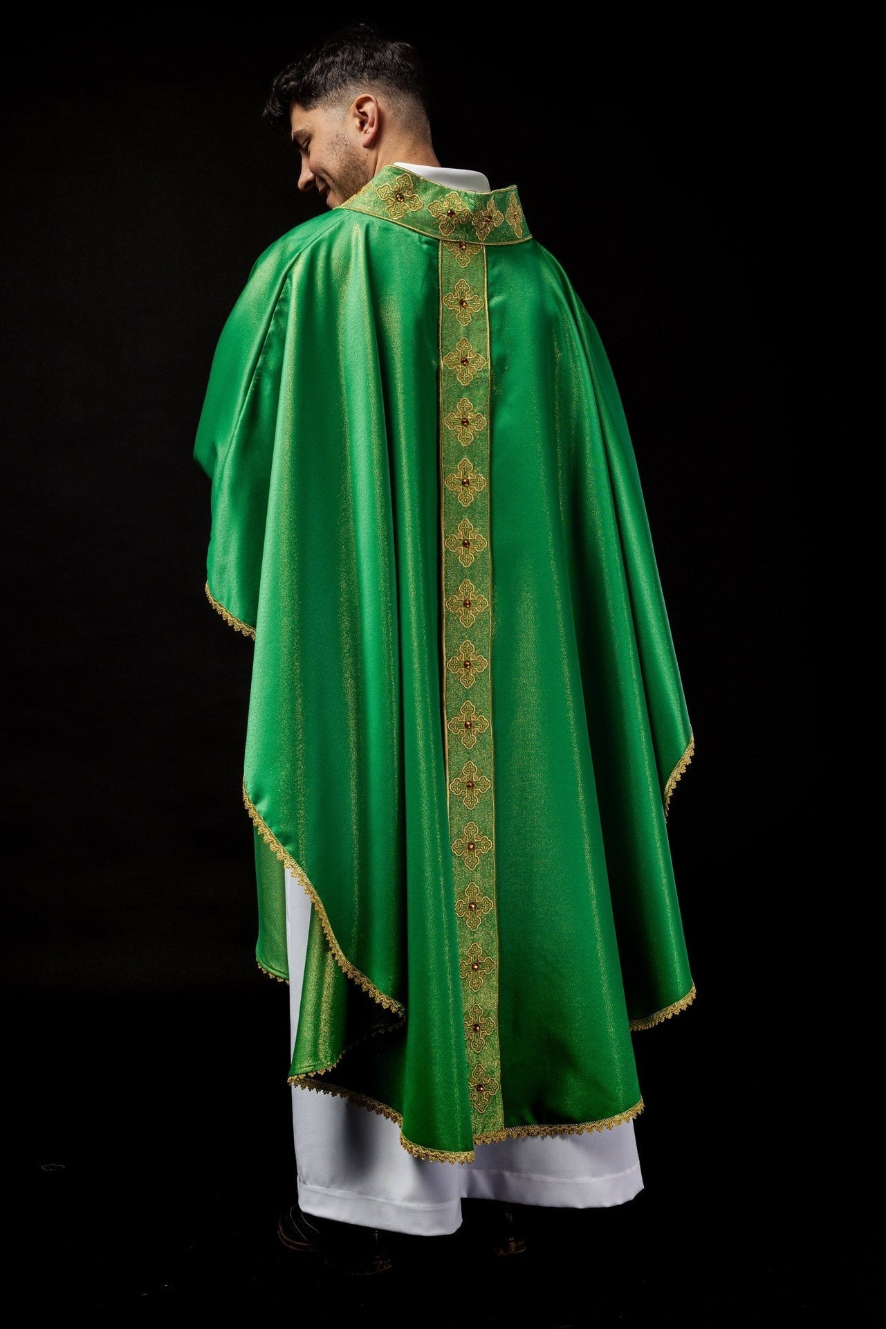 Ornat Liturgiczny Zielony Haftowany Kamieniami - Polski Produkt - SZATYLITURGICZNE.PL