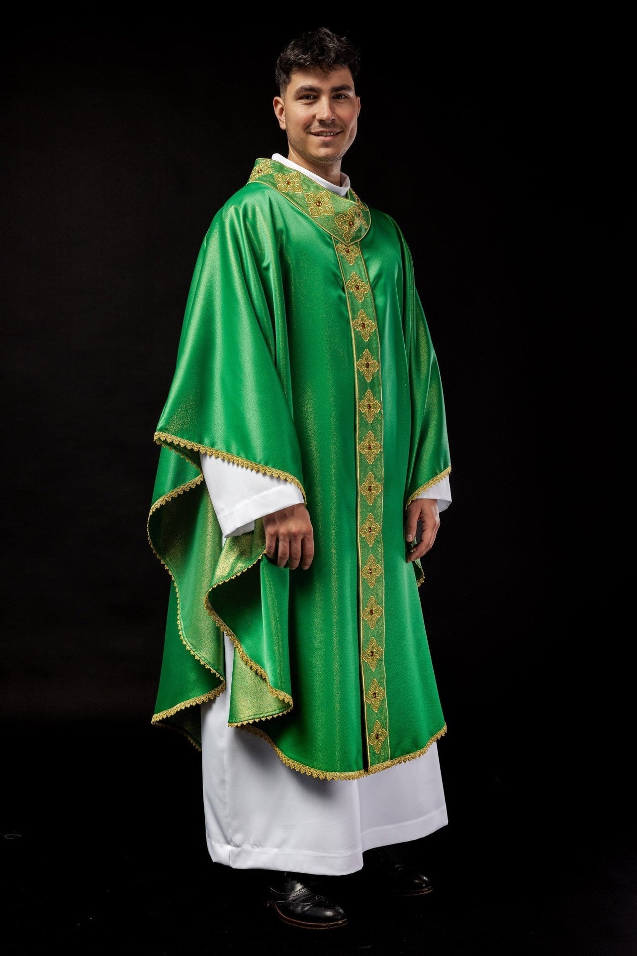Ornat Liturgiczny Zielony Haftowany Kamieniami - Polski Produkt - SZATYLITURGICZNE.PL