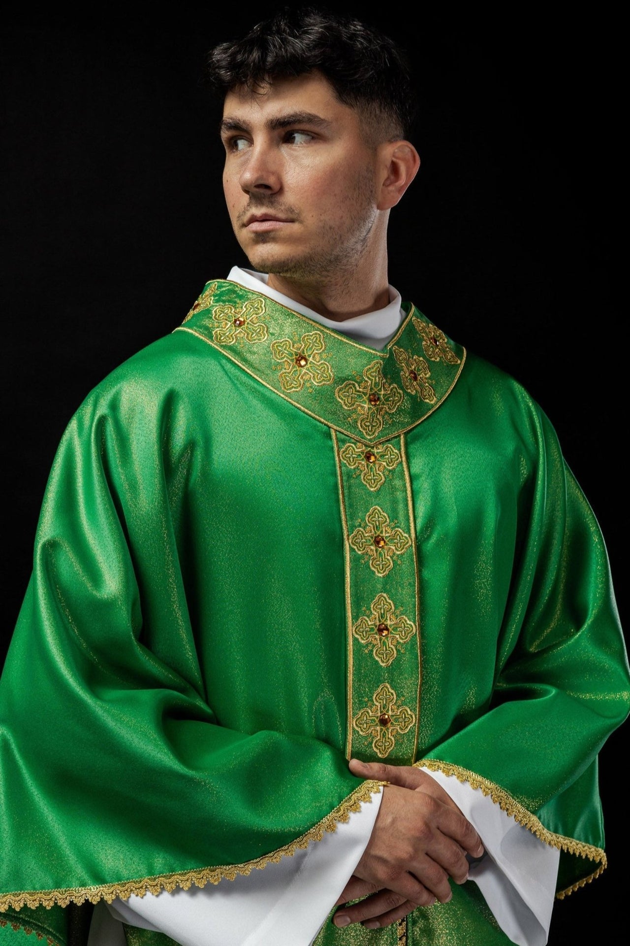 Ornat Liturgiczny Zielony Haftowany Kamieniami - Polski Produkt - SZATYLITURGICZNE.PL