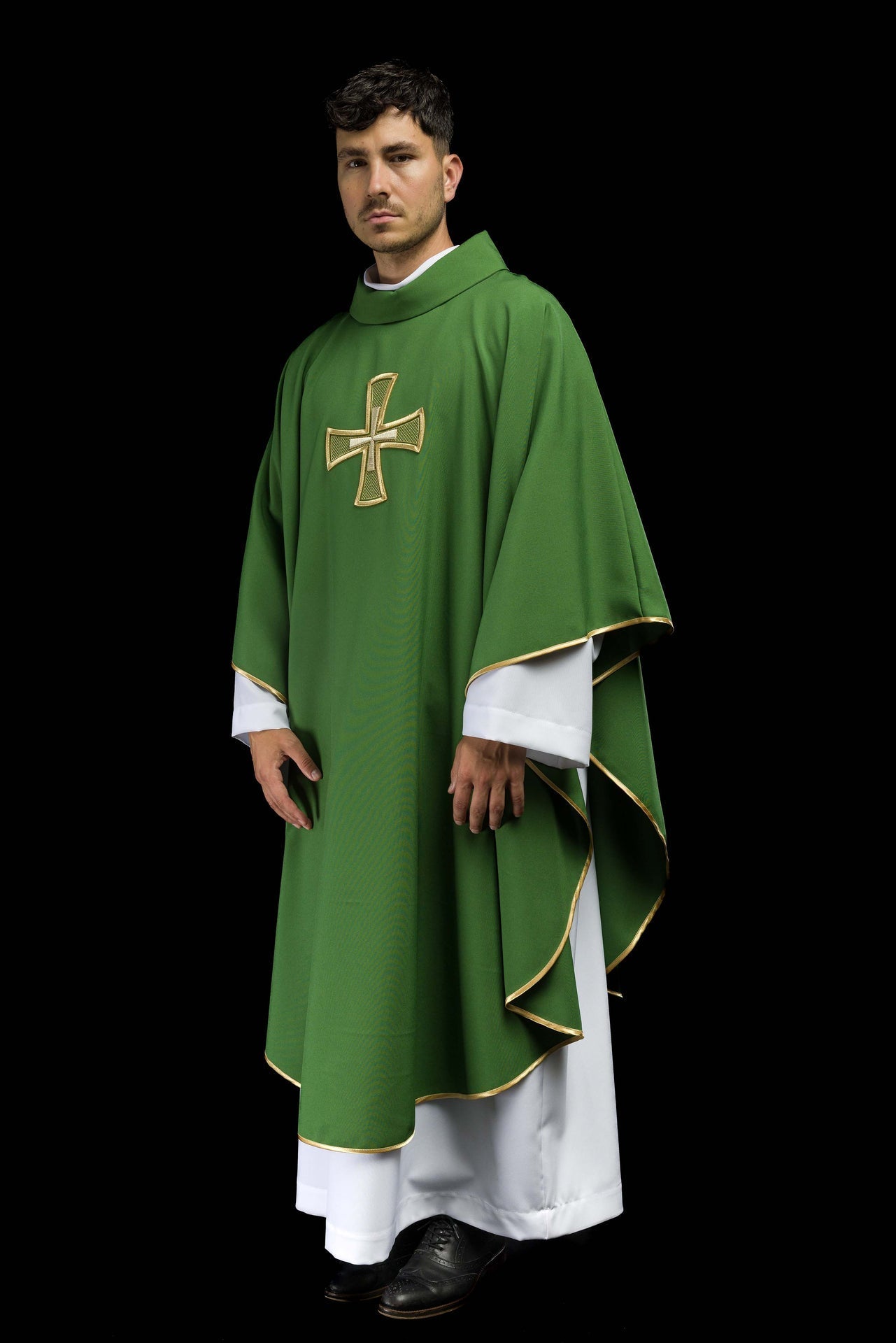 Ornat Liturgiczny Zielony Haftowany Złotym Krzyżem - SZATYLITURGICZNE.PL