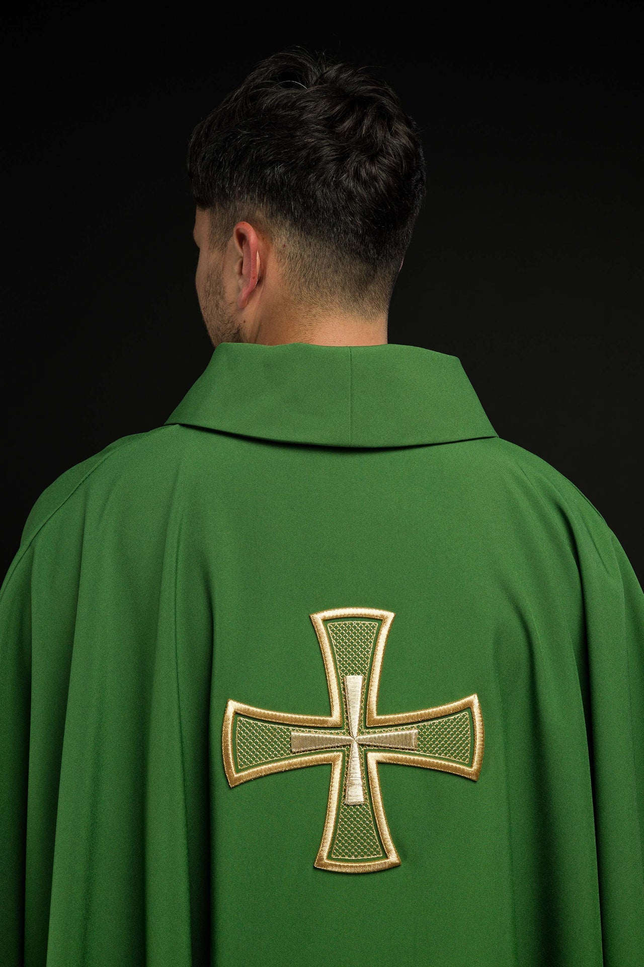 Ornat Liturgiczny Zielony Haftowany Złotym Krzyżem - SZATYLITURGICZNE.PL
