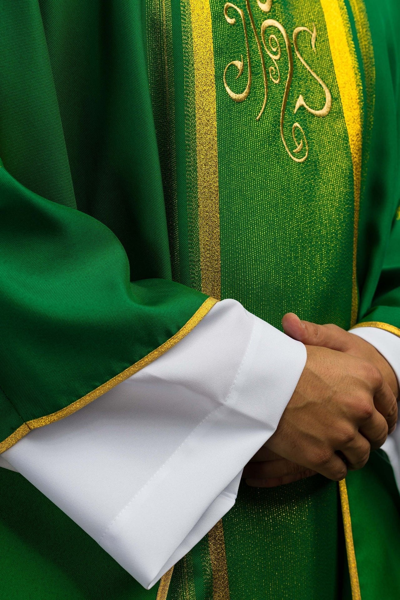 Ornat Liturgiczny Zielony IHS - Haft Złotą Nicią, Elanowełna - SZATYLITURGICZNE.PL