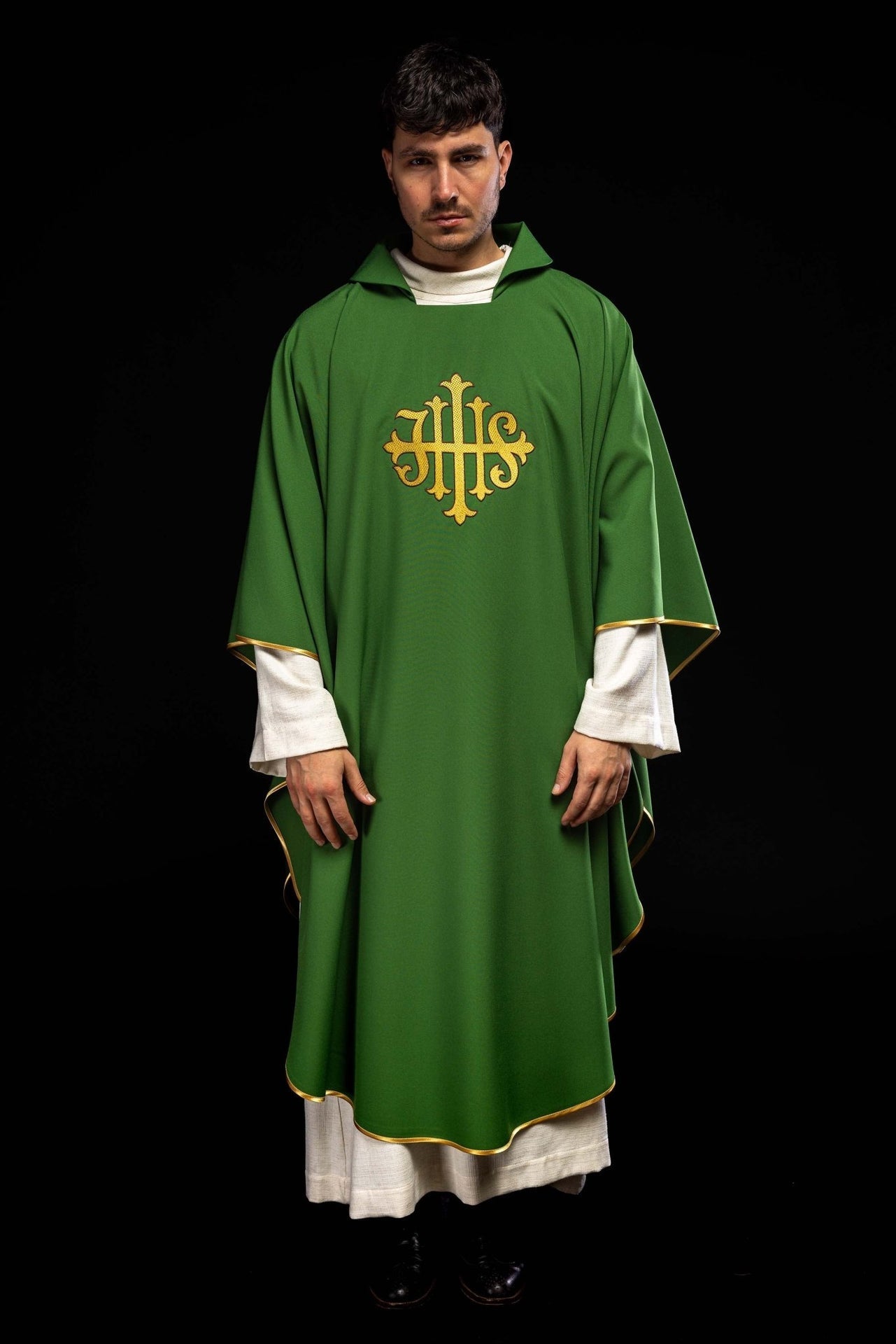 Ornat Liturgiczny Zielony JHS z Szerokim Kołnierzem Karo - Polska Produkcja - SZATYLITURGICZNE.PL