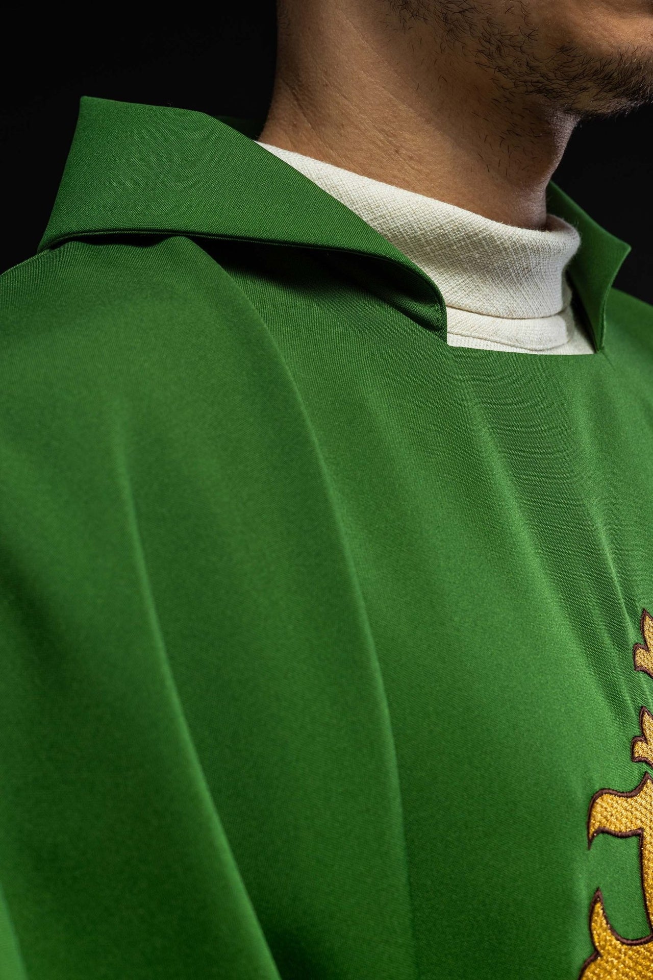 Ornat Liturgiczny Zielony JHS z Szerokim Kołnierzem Karo - Polska Produkcja - SZATYLITURGICZNE.PL