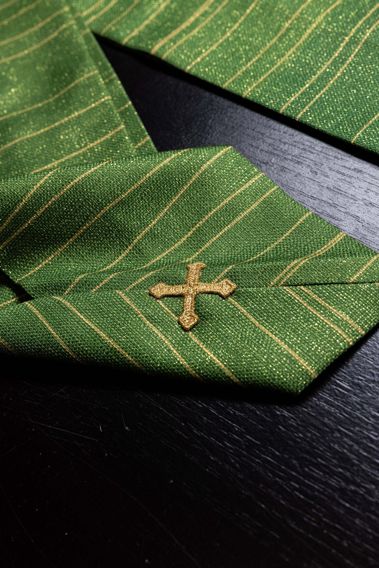 Ornat Liturgiczny Zielony Krzyż Jerozolimski Drukowany - Elegancki Wzór - SZATYLITURGICZNE.PL