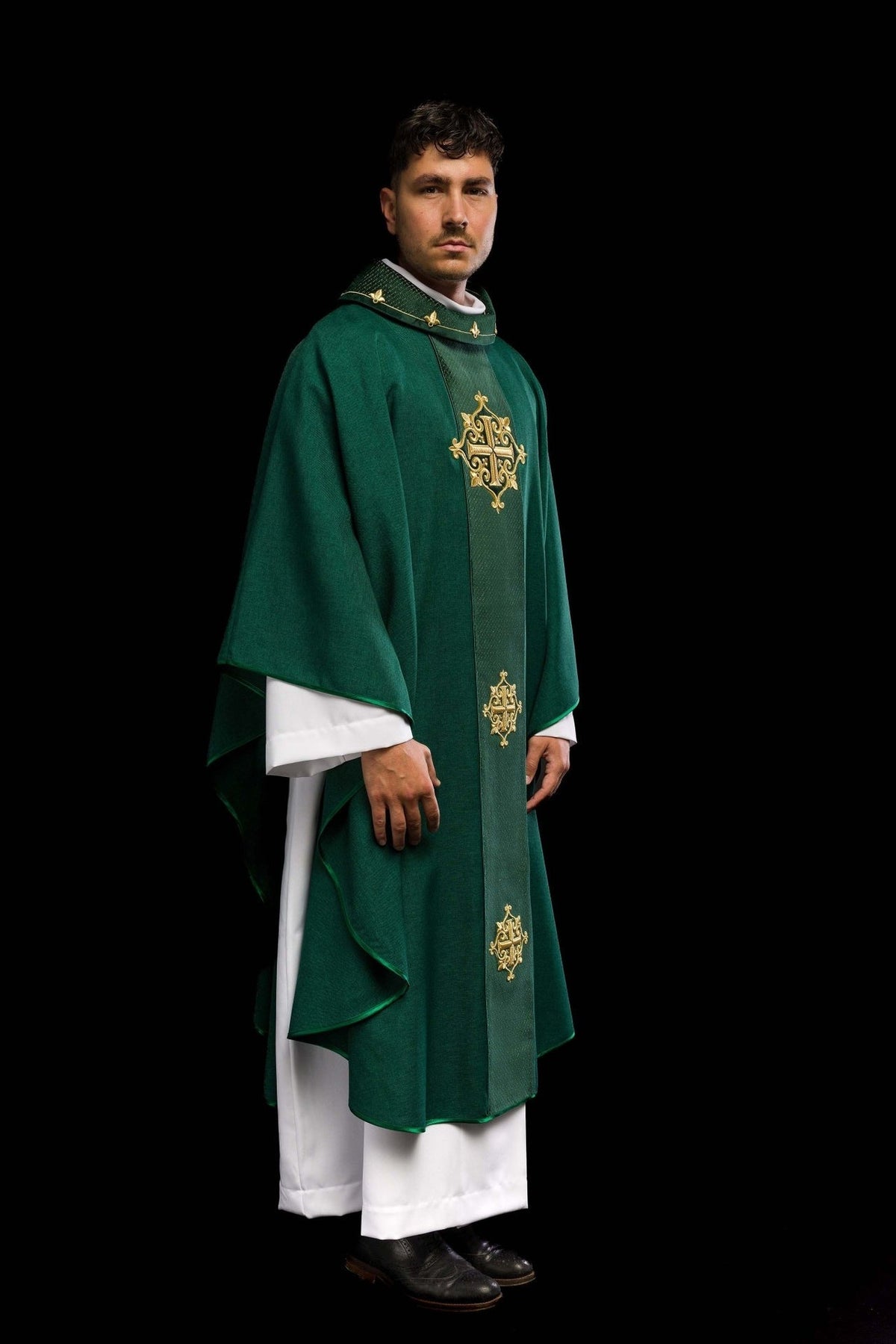 Ornat Liturgiczny Zielony z Aksamitnym Pasem i Haftem Krzyży - SZATYLITURGICZNE.PL