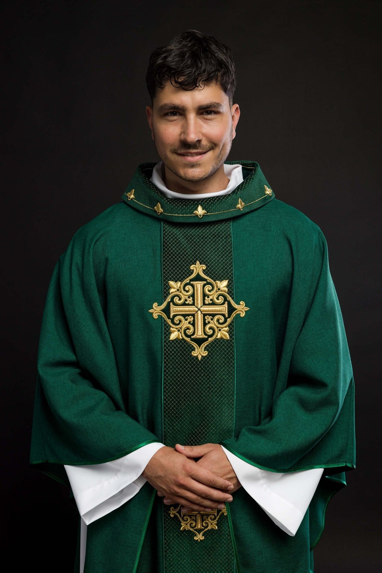 Ornat Liturgiczny Zielony z Aksamitnym Pasem i Haftem Krzyży - SZATYLITURGICZNE.PL