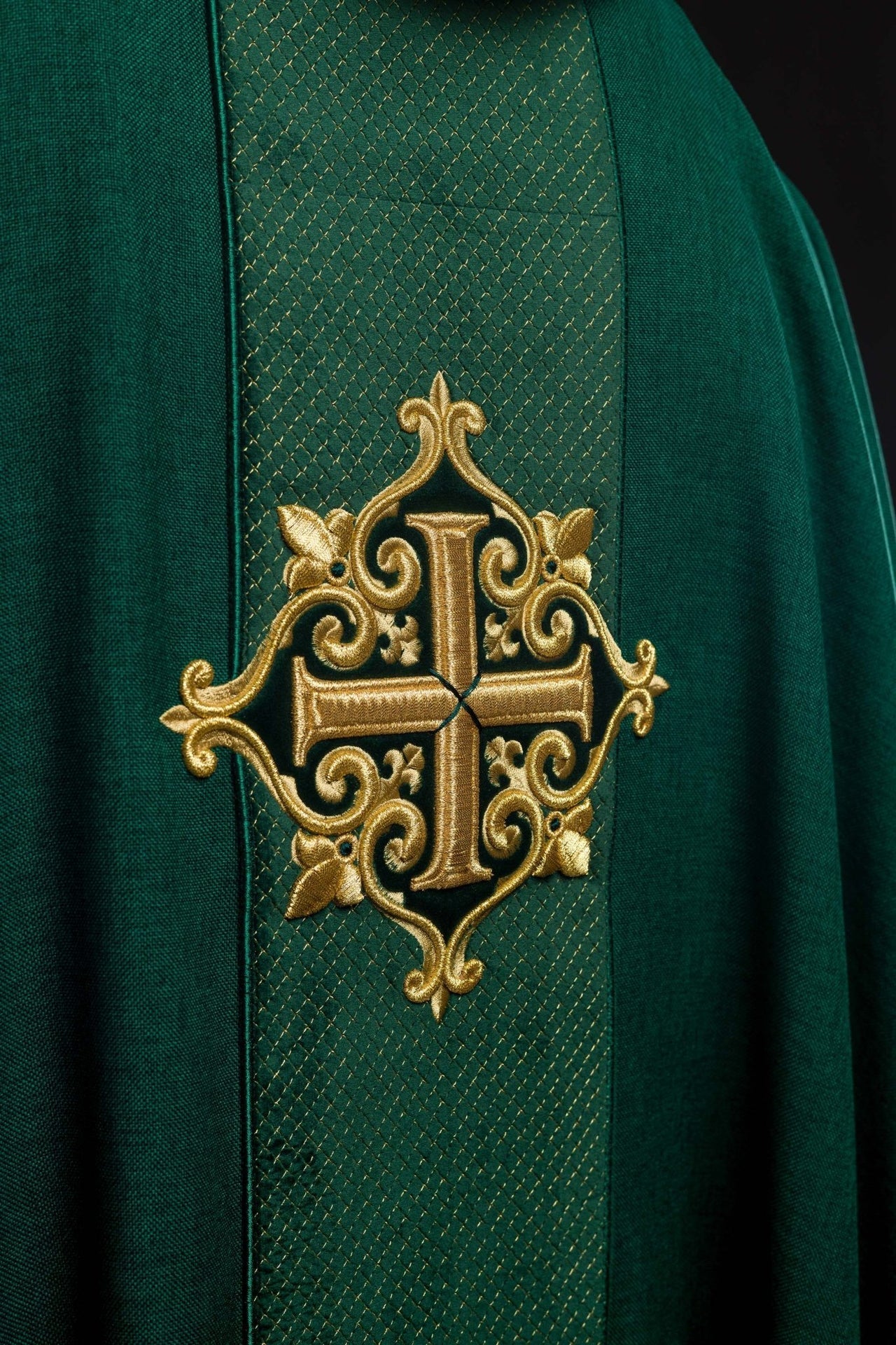 Ornat Liturgiczny Zielony z Aksamitnym Pasem i Haftem Krzyży - SZATYLITURGICZNE.PL