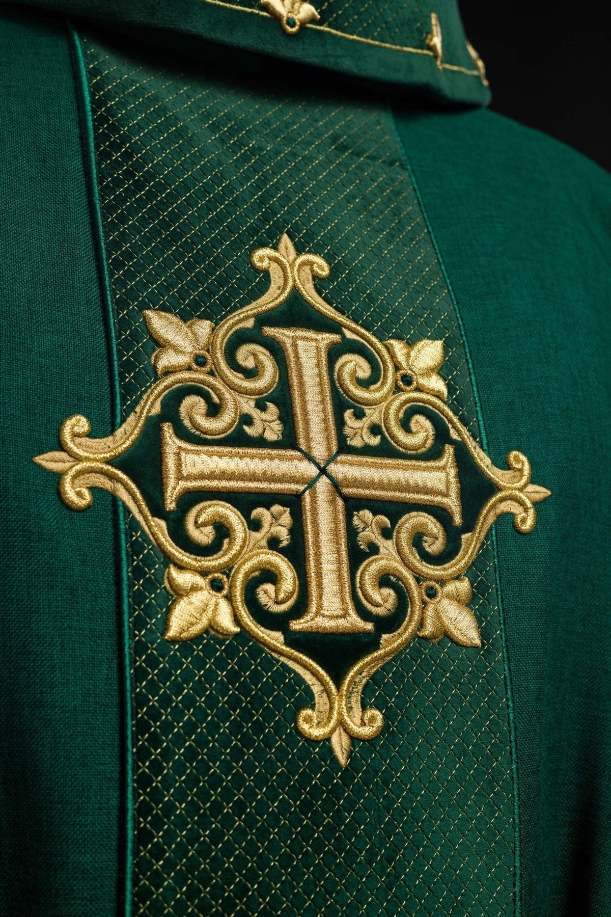 Ornat Liturgiczny Zielony z Aksamitnym Pasem i Haftem Krzyży - SZATYLITURGICZNE.PL