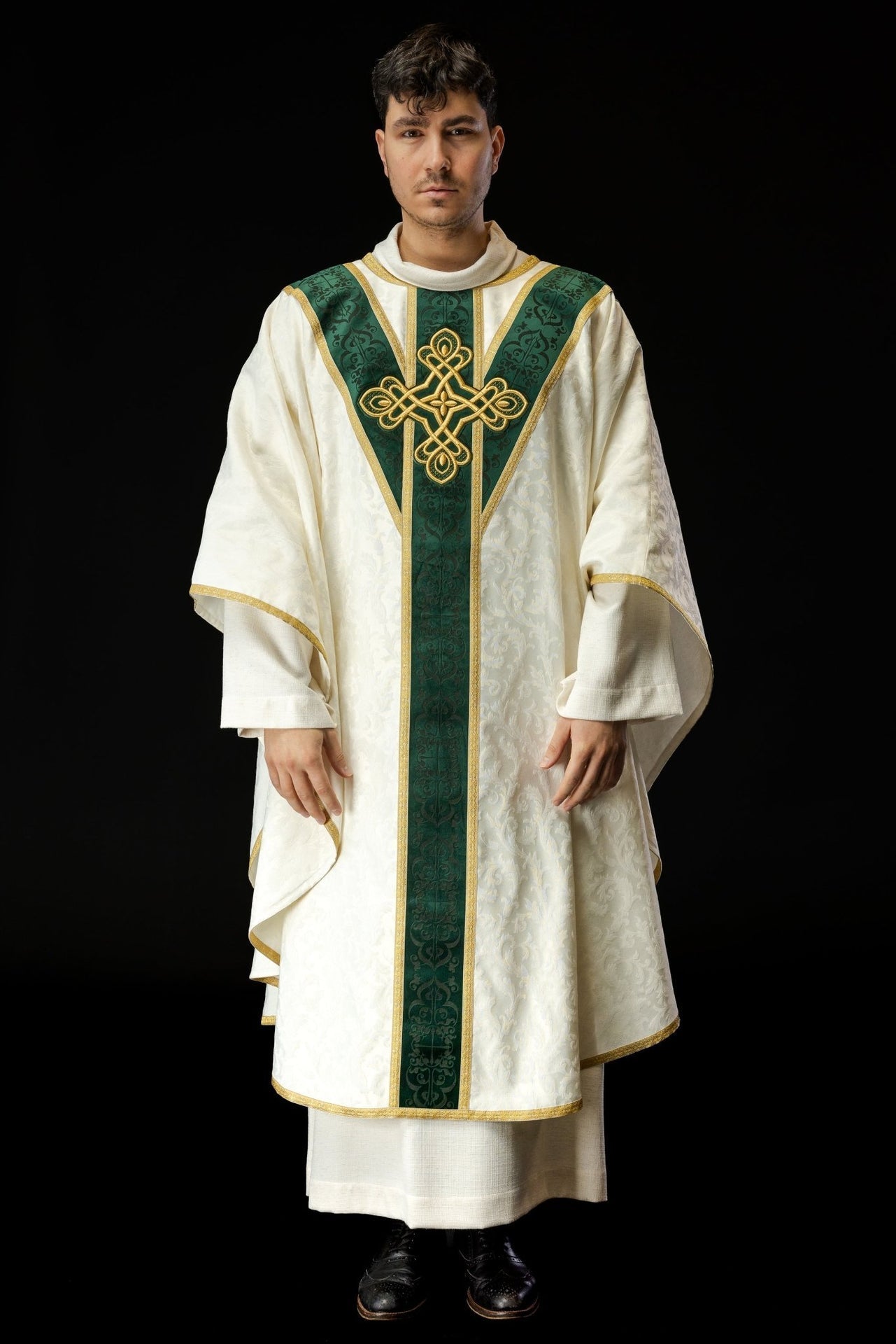 Ornat Liturgiczny Zielony z Aksamitnym Pasem i Złotymi Taśmami - SZATYLITURGICZNE.PL