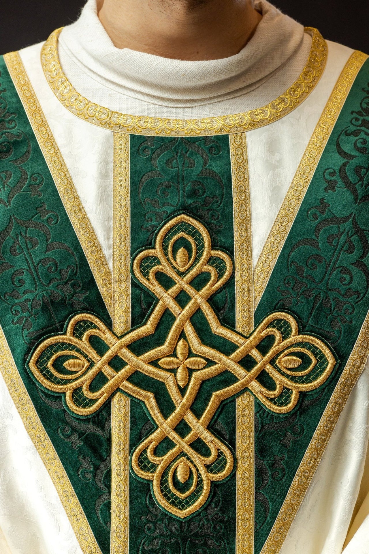 Ornat Liturgiczny Zielony z Aksamitnym Pasem i Złotymi Taśmami - SZATYLITURGICZNE.PL