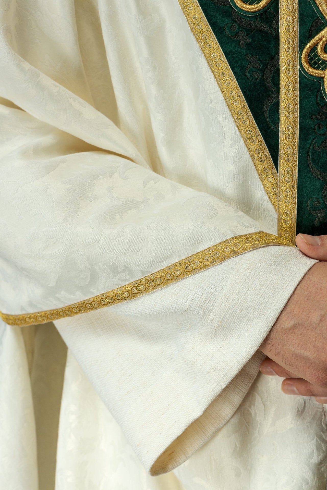Ornat Liturgiczny Zielony z Aksamitnym Pasem i Złotymi Taśmami - SZATYLITURGICZNE.PL