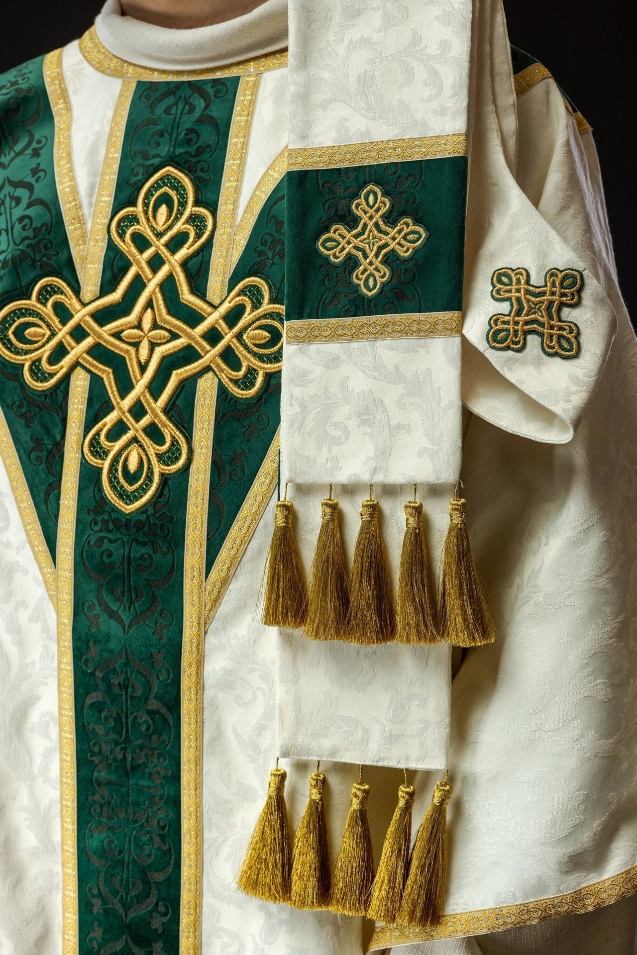 Ornat Liturgiczny Zielony z Aksamitnym Pasem i Złotymi Taśmami - SZATYLITURGICZNE.PL