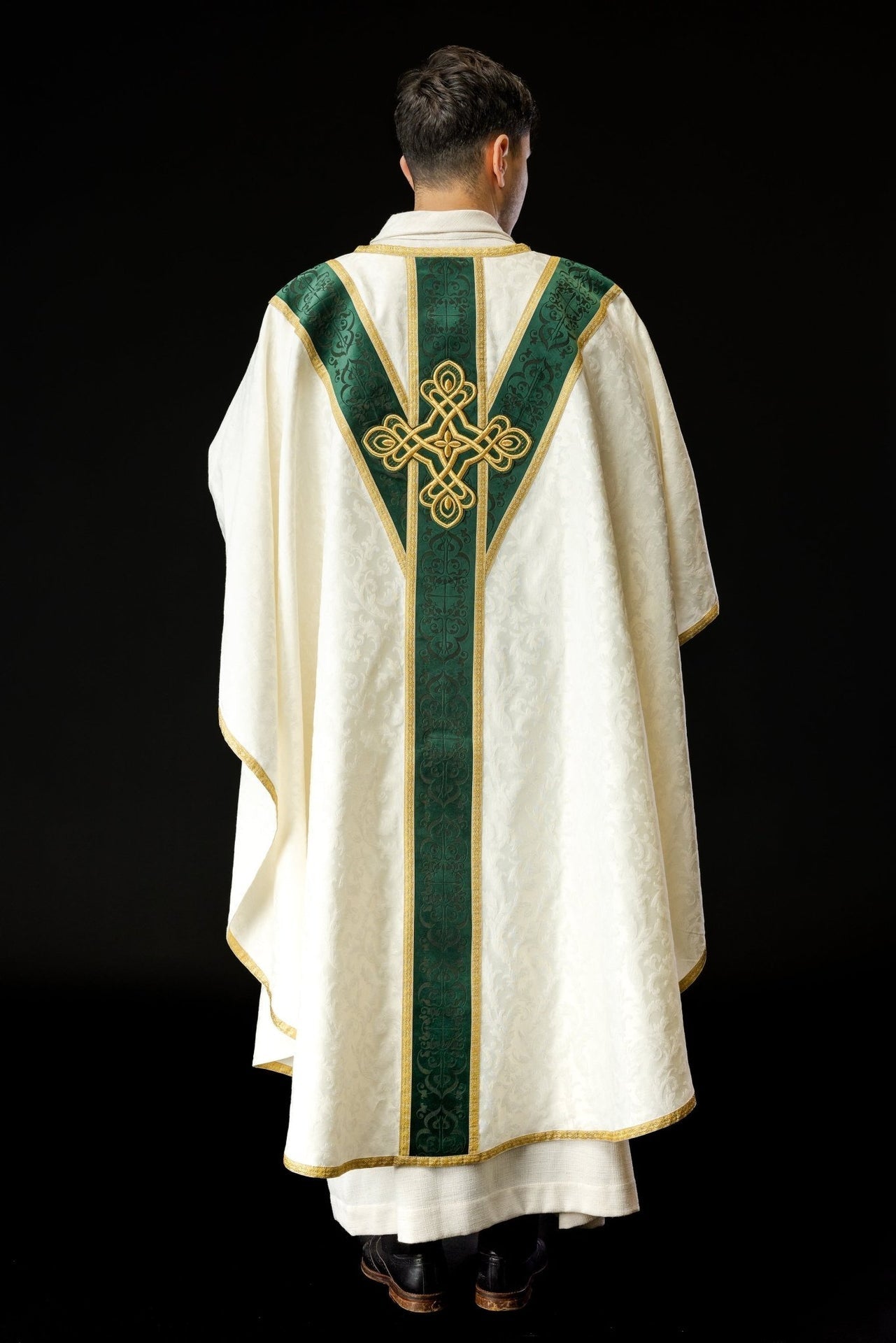 Ornat Liturgiczny Zielony z Aksamitnym Pasem i Złotymi Taśmami - SZATYLITURGICZNE.PL