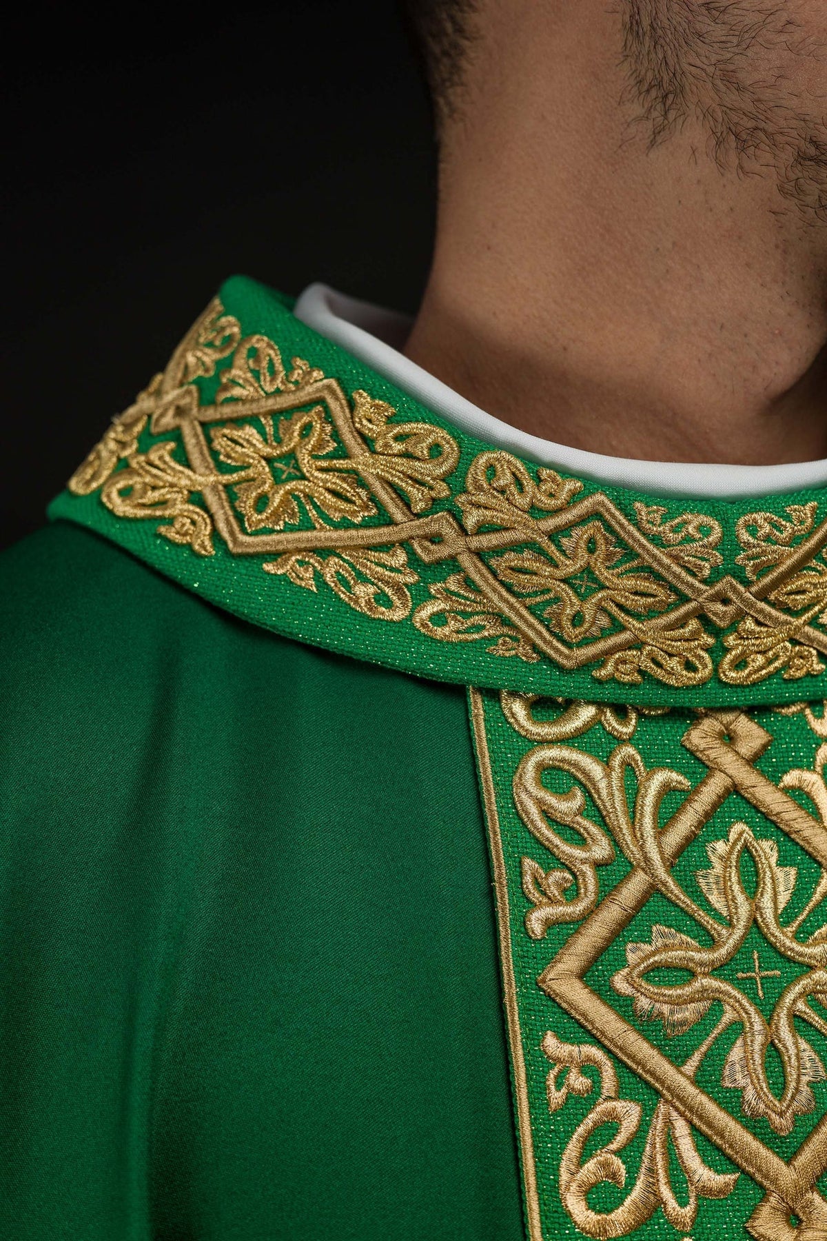Ornat Liturgiczny Zielony z Haftem Florystycznym i Złotymi Krzyżami - SZATYLITURGICZNE.PL