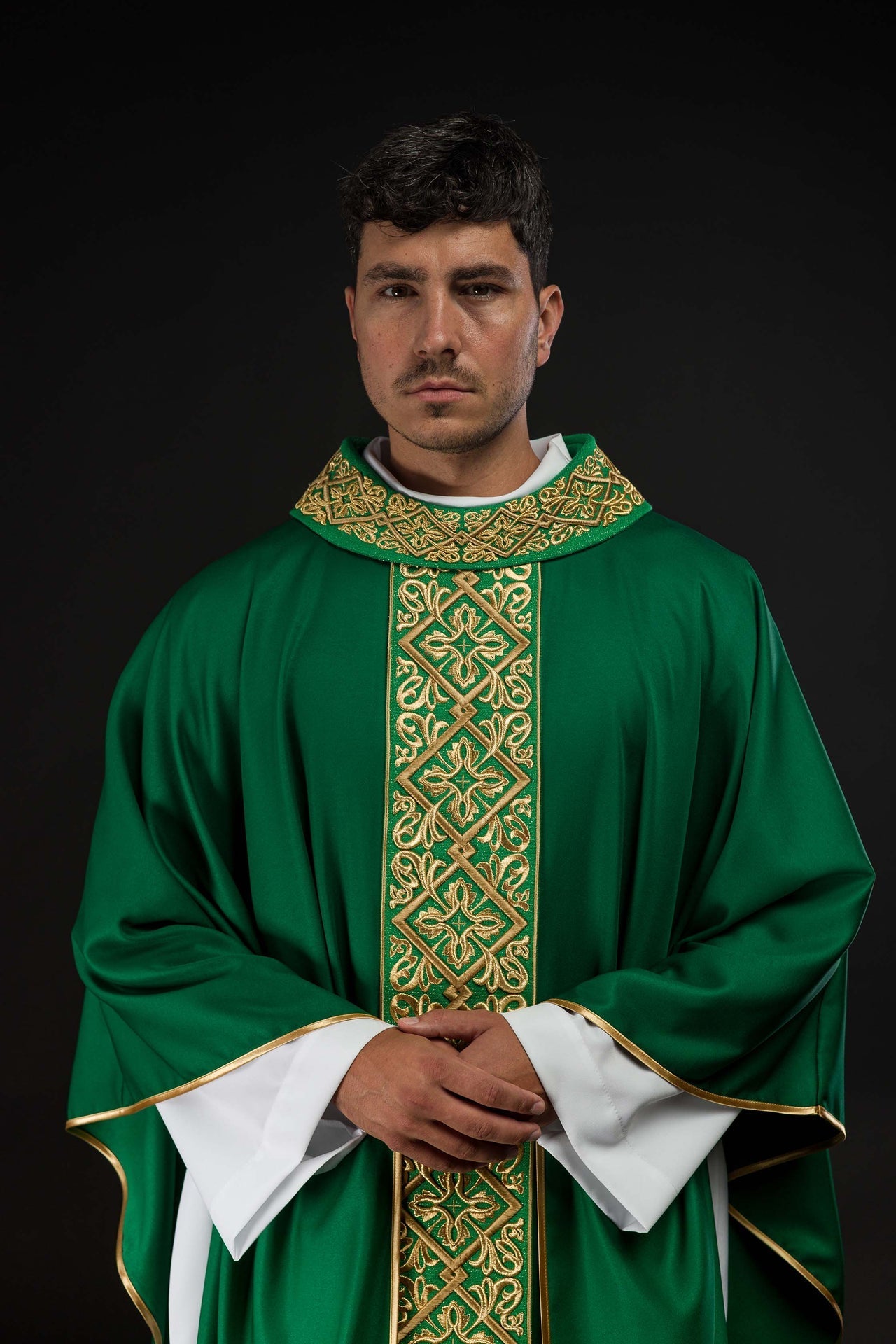 Ornat Liturgiczny Zielony z Haftem Florystycznym i Złotymi Krzyżami - SZATYLITURGICZNE.PL