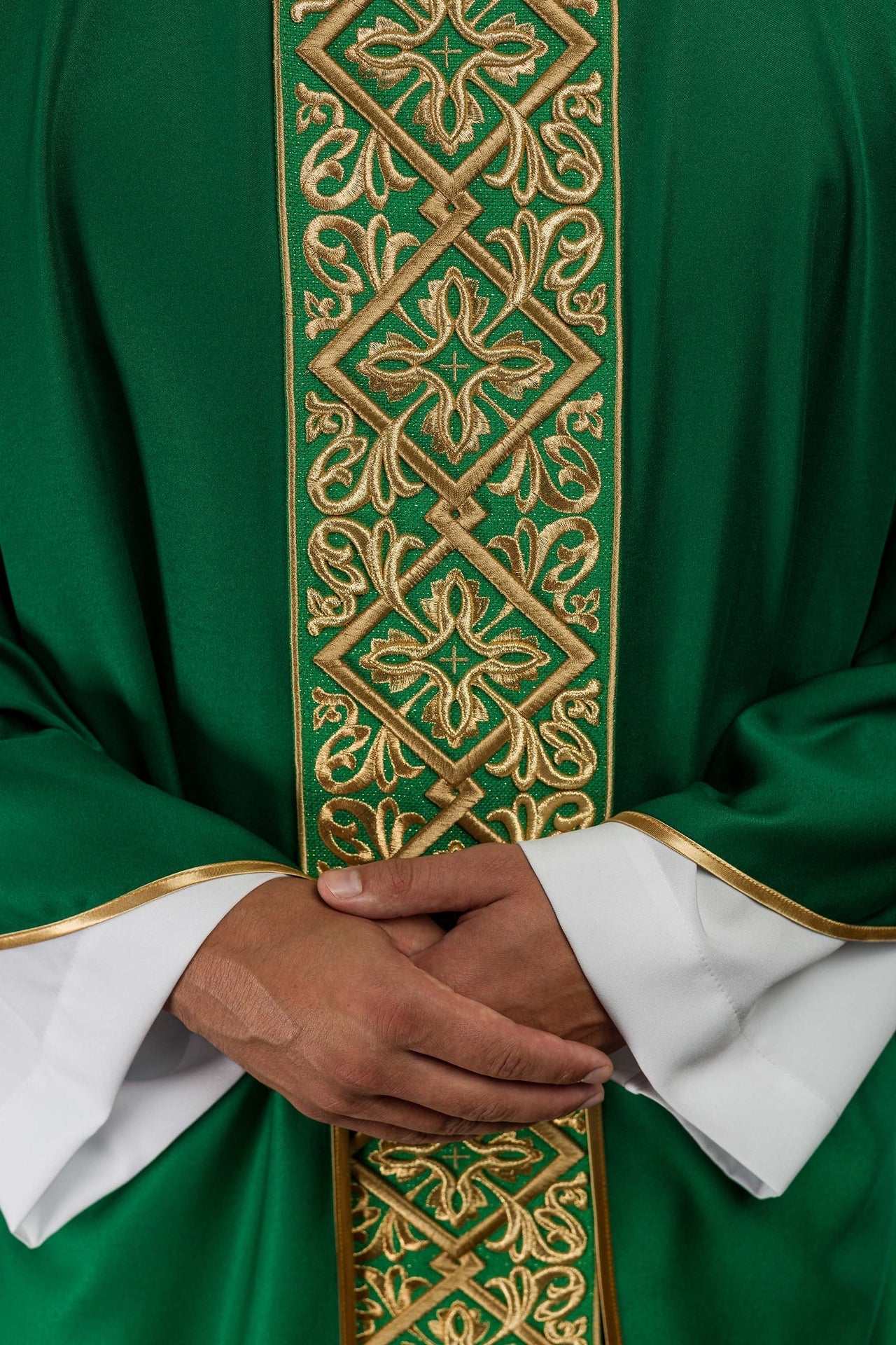 Ornat Liturgiczny Zielony z Haftem Florystycznym i Złotymi Krzyżami - SZATYLITURGICZNE.PL