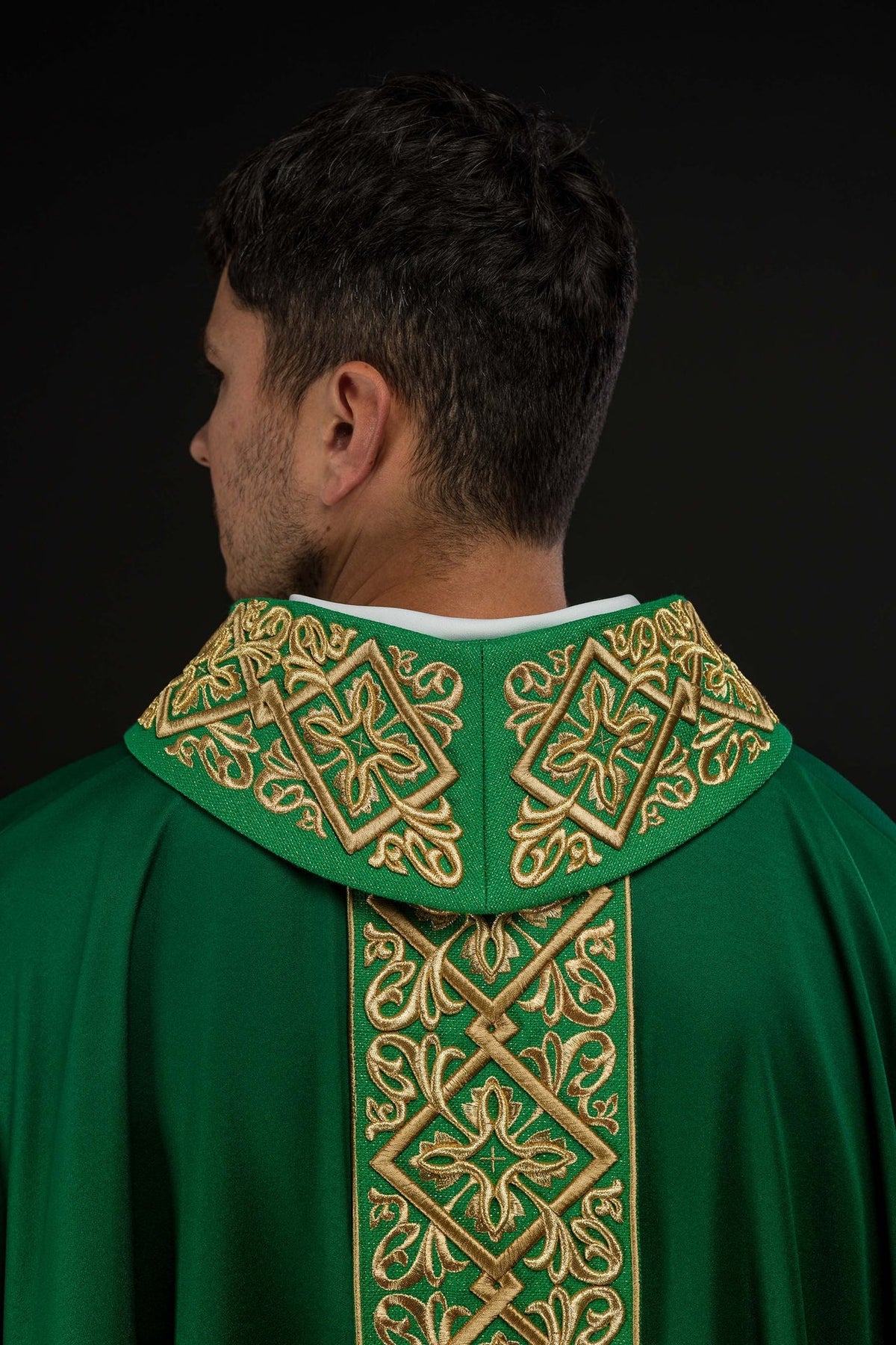 Ornat Liturgiczny Zielony z Haftem Florystycznym i Złotymi Krzyżami - SZATYLITURGICZNE.PL