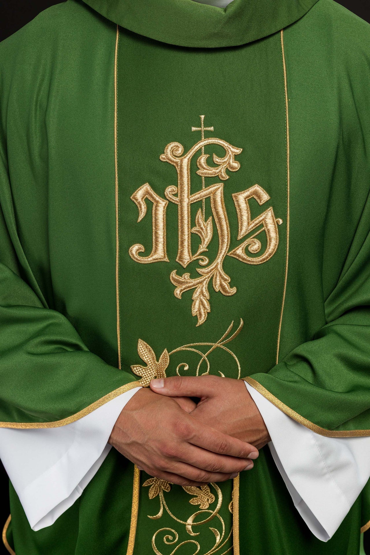Ornat Liturgiczny Zielony z Haftem Florystycznym IHS - Polska Produkcja - SZATYLITURGICZNE.PL