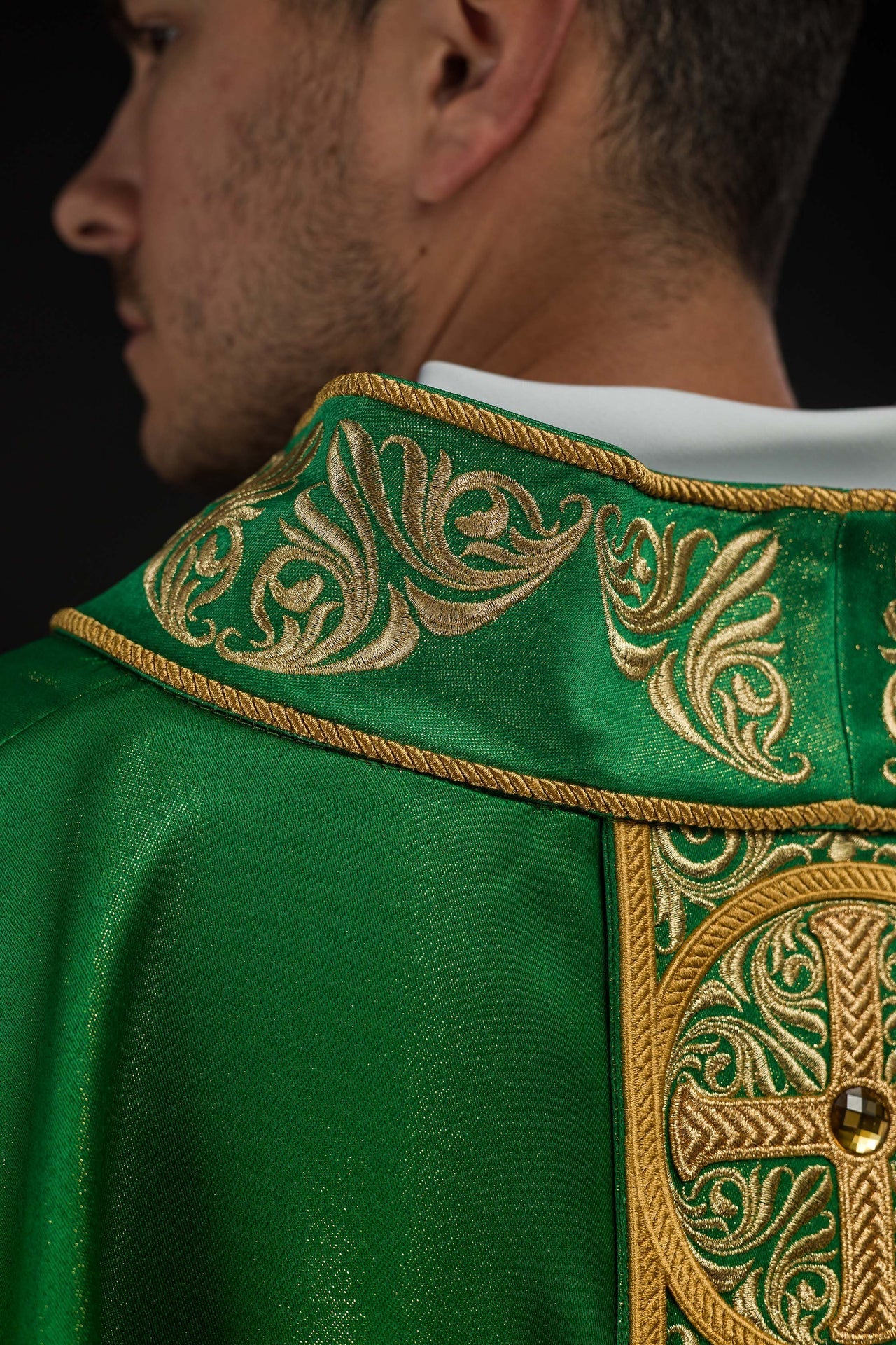 Ornat Liturgiczny Zielony z Haftem i Kamieniami Fasetowanymi - SZATYLITURGICZNE.PL