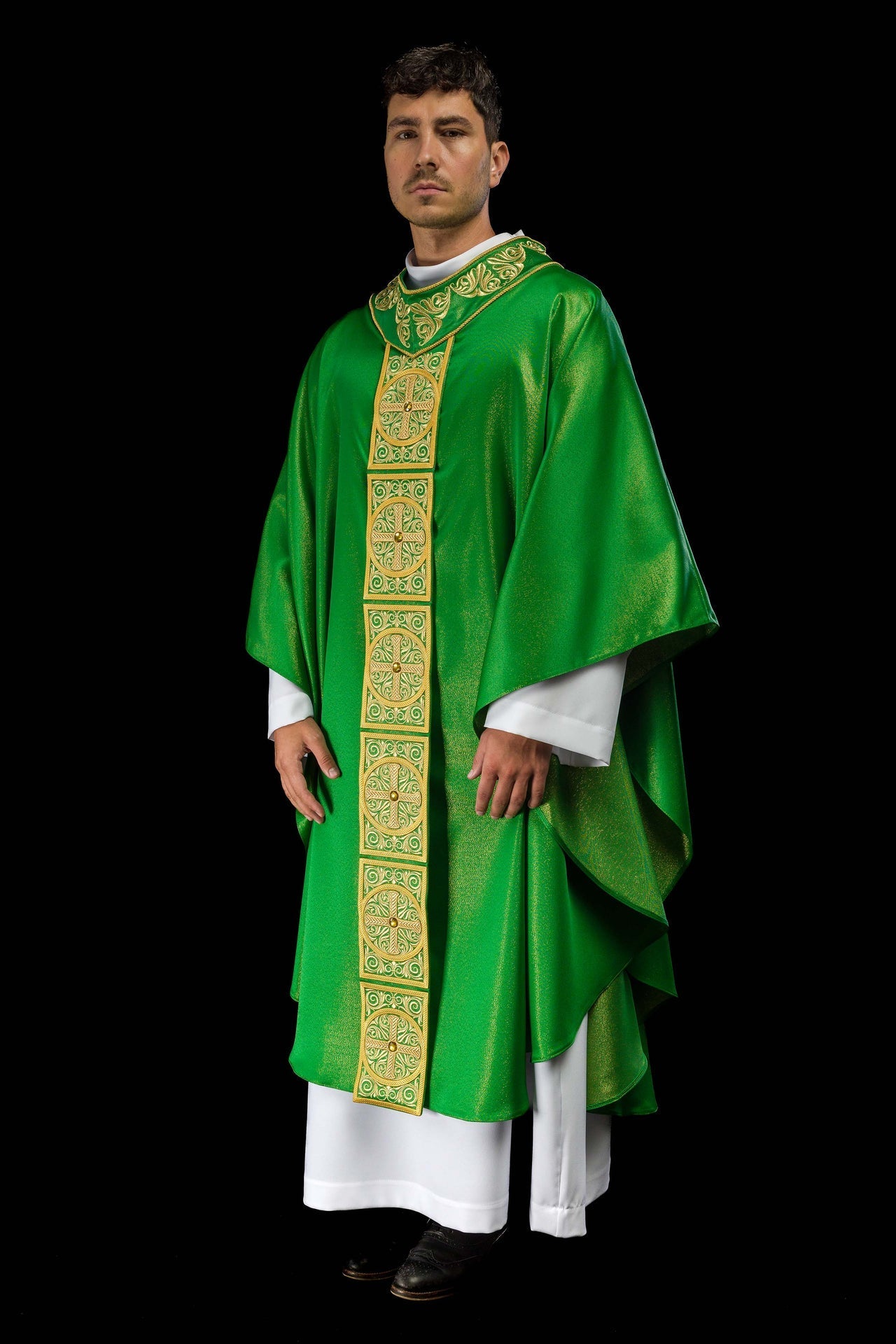 Ornat Liturgiczny Zielony z Haftem i Kamieniami Fasetowanymi - SZATYLITURGICZNE.PL