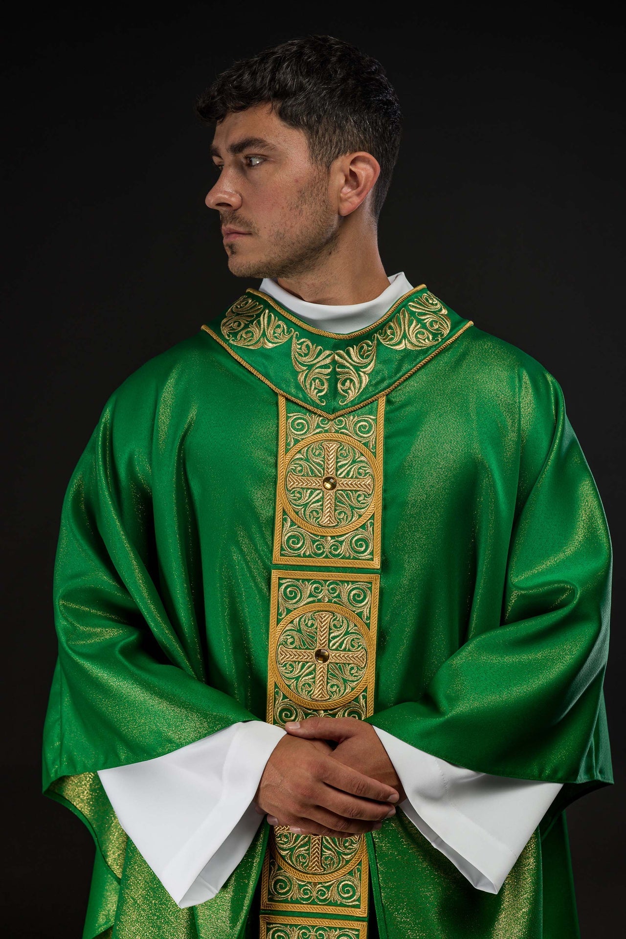 Ornat Liturgiczny Zielony z Haftem i Kamieniami Fasetowanymi - SZATYLITURGICZNE.PL