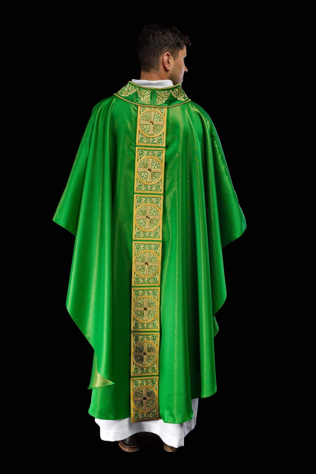 Ornat Liturgiczny Zielony z Haftem i Kamieniami Fasetowanymi - SZATYLITURGICZNE.PL