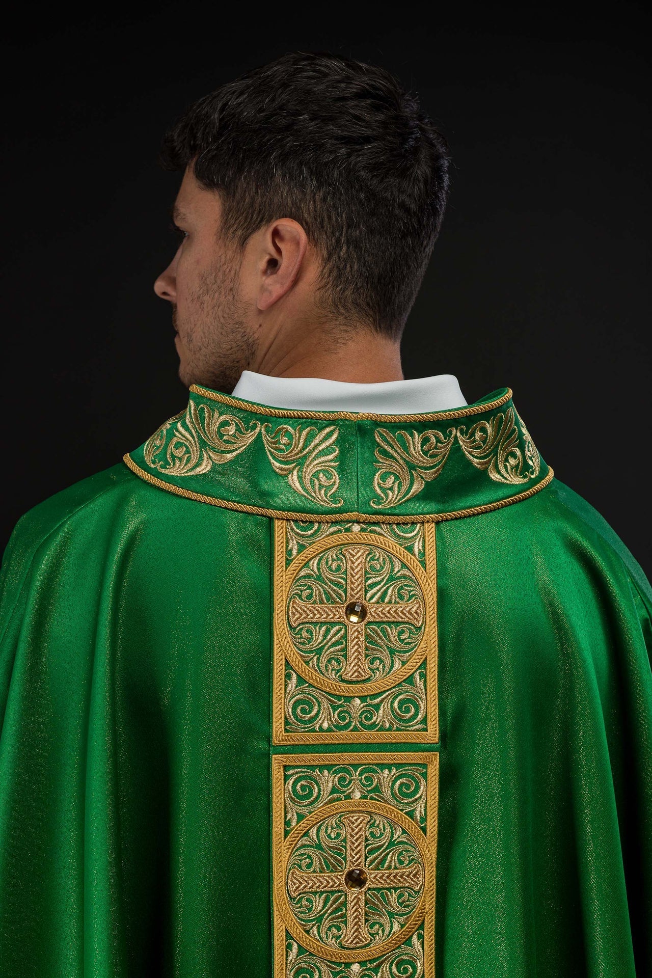 Ornat Liturgiczny Zielony z Haftem i Kamieniami Fasetowanymi - SZATYLITURGICZNE.PL