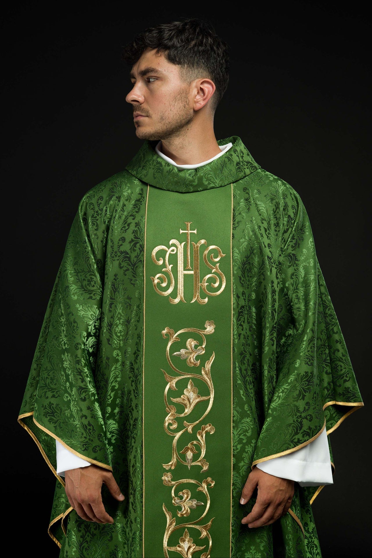 Ornat Liturgiczny Zielony z Haftem IHS i Złotą Lamówką - SZATYLITURGICZNE.PL