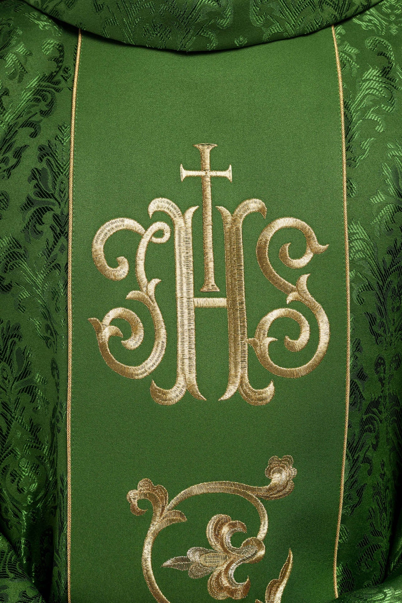 Ornat Liturgiczny Zielony z Haftem IHS i Złotą Lamówką - SZATYLITURGICZNE.PL